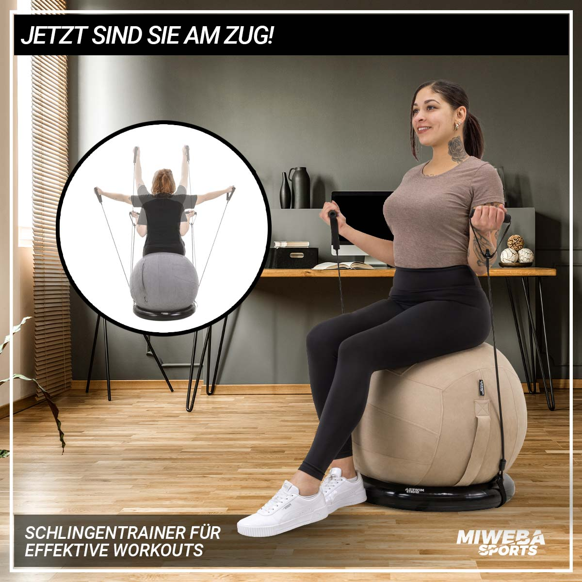 Frau benutzt Fitnessball mit Widerstandsbändern in einem Homeoffice.