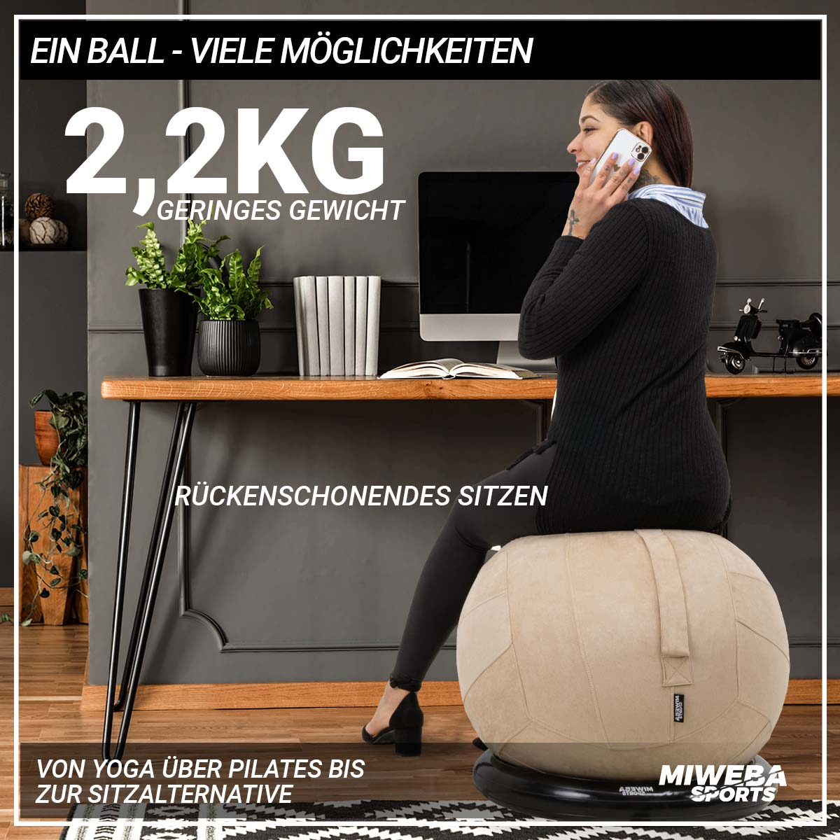Frau sitzt auf einem beigen Balance-Ball und telefoniert. Ein Schreibtisch mit Monitor hinter ihr. Text-Overlay.