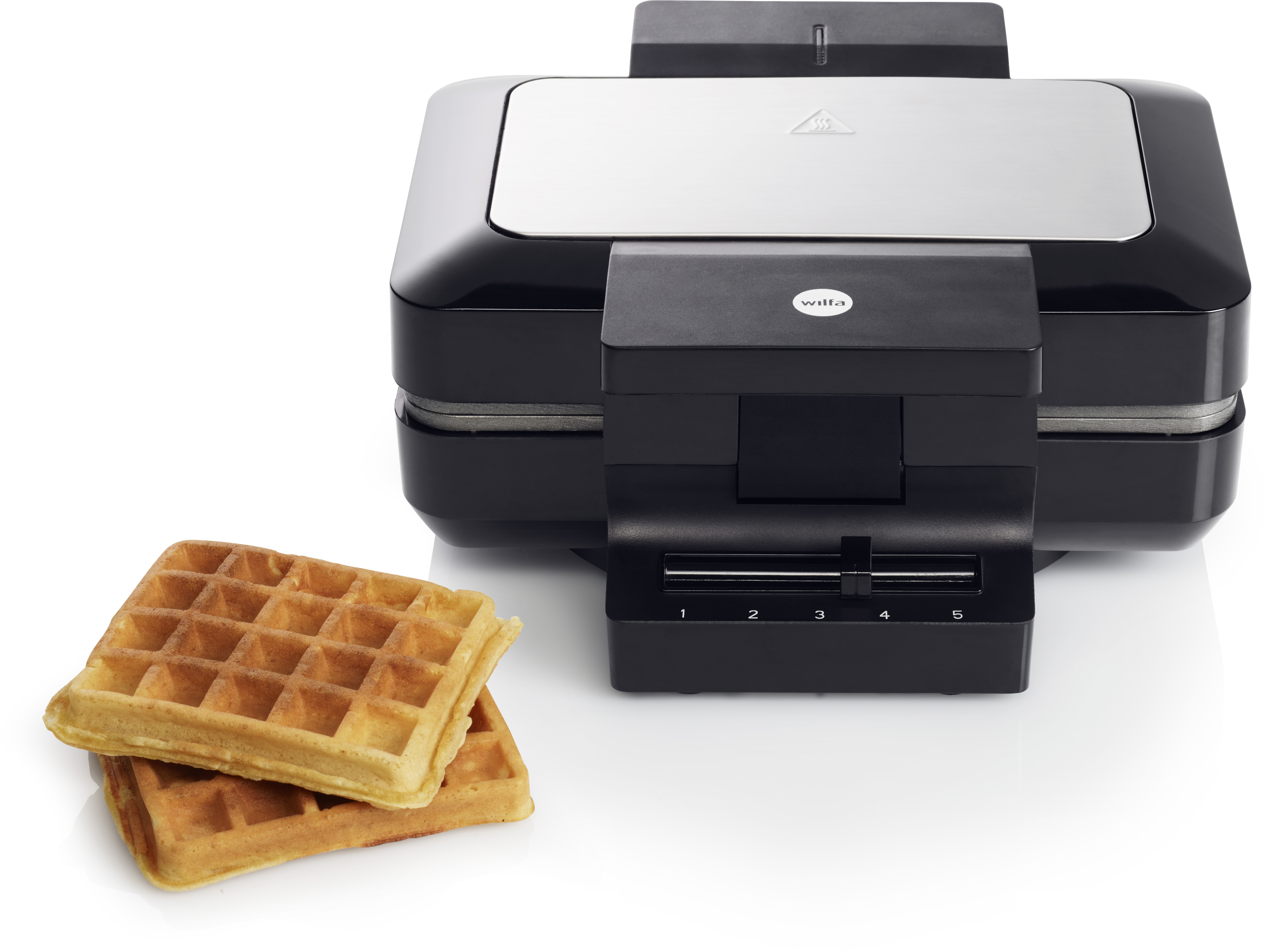 Schwarzer Waffeleisen mit zwei Waffeln daneben. Der Maker hat eine silberne Oberseite und Einstellungen.