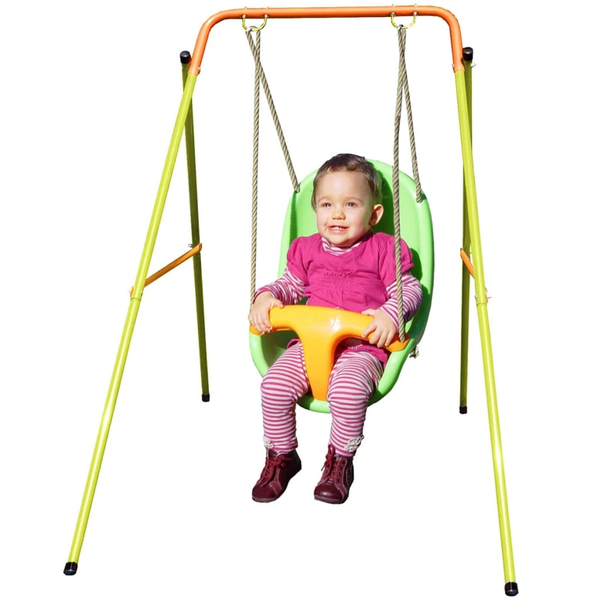 Ein Kind sitzt in einer grünen Schaukel, lächelt, mit einem bunten Schaukelgestell.