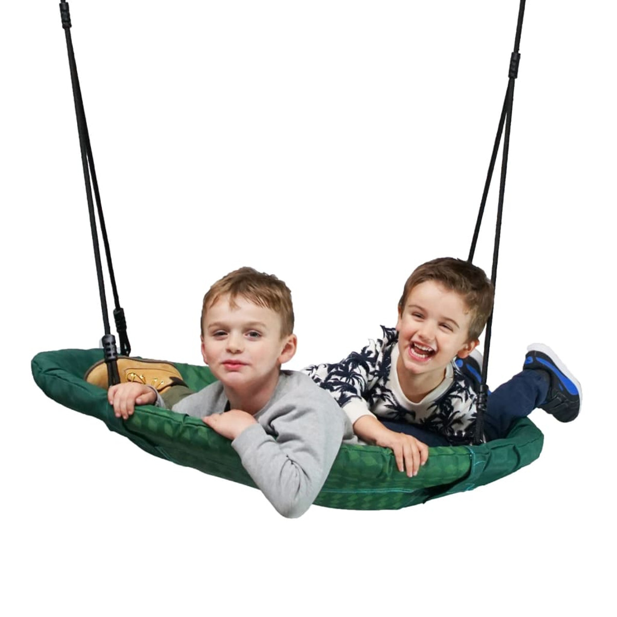 Zwei Kinder liegen auf einer grünen Schaukel, lächeln, weißer Hintergrund.