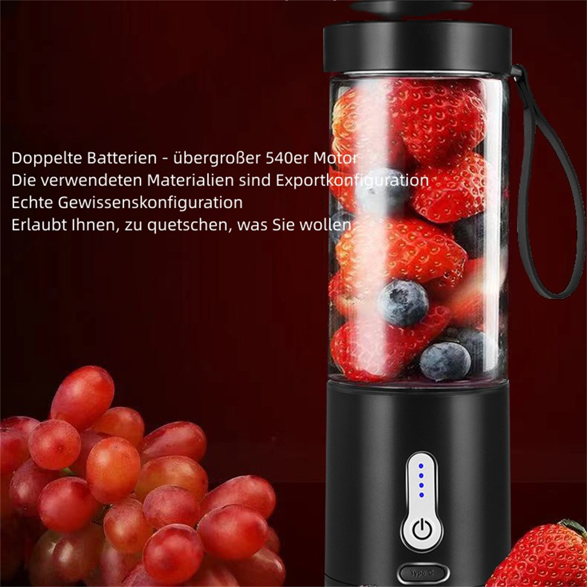 Ein schwarzer und klarer Mixer mit Erdbeeren und Blaubeeren. Rote Trauben sind im Vordergrund.