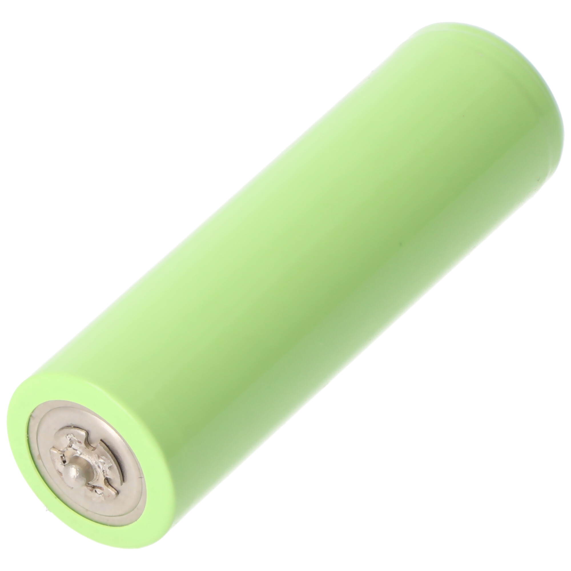 Eine grüne zylindrische Batterie auf weißem Hintergrund. Die Ober- und Unterseite sind sichtbar.