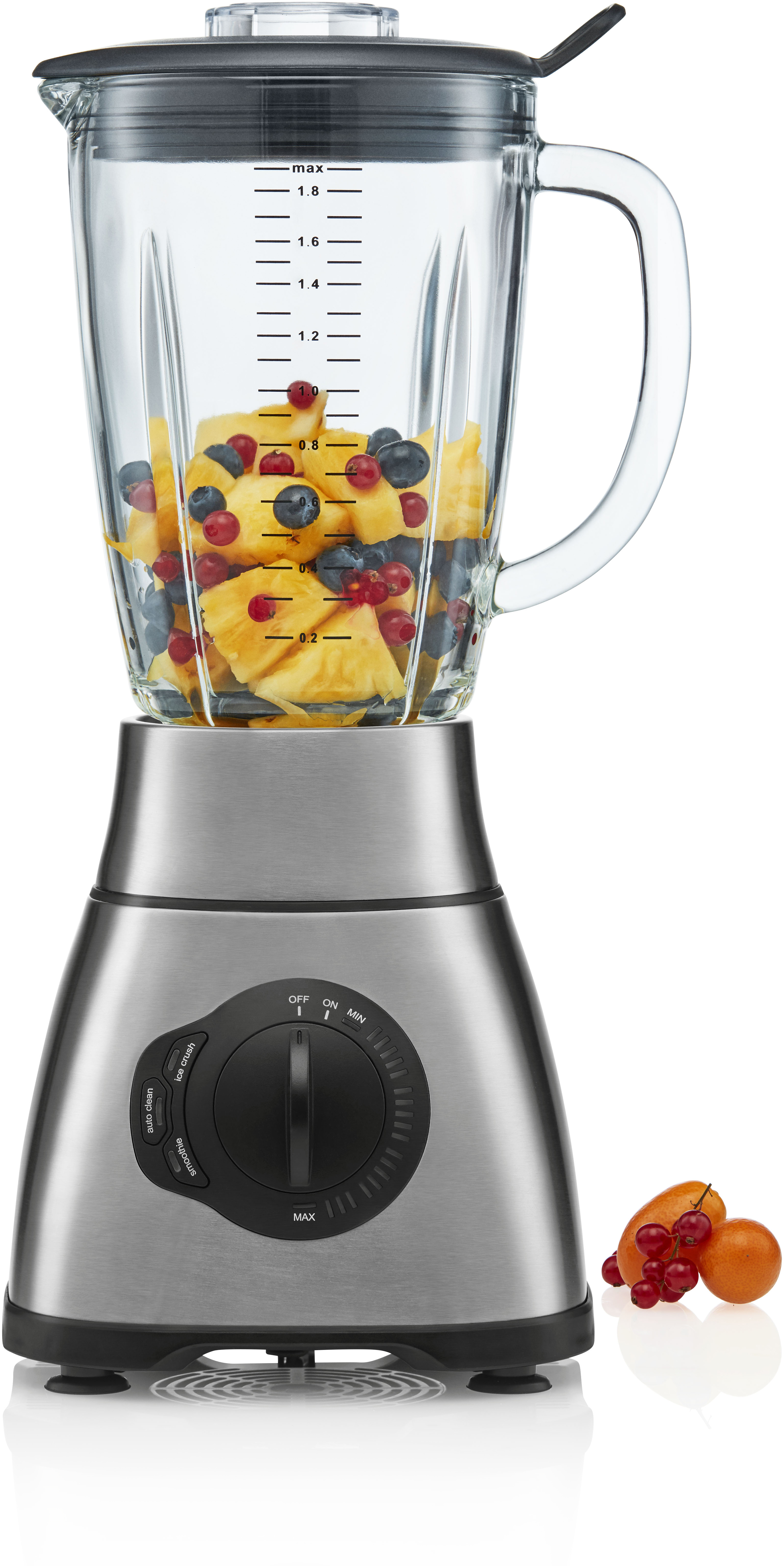 Mixer mit Glasbehälter, Früchte darin. Edelstahlbasis. Weißer Hintergrund.