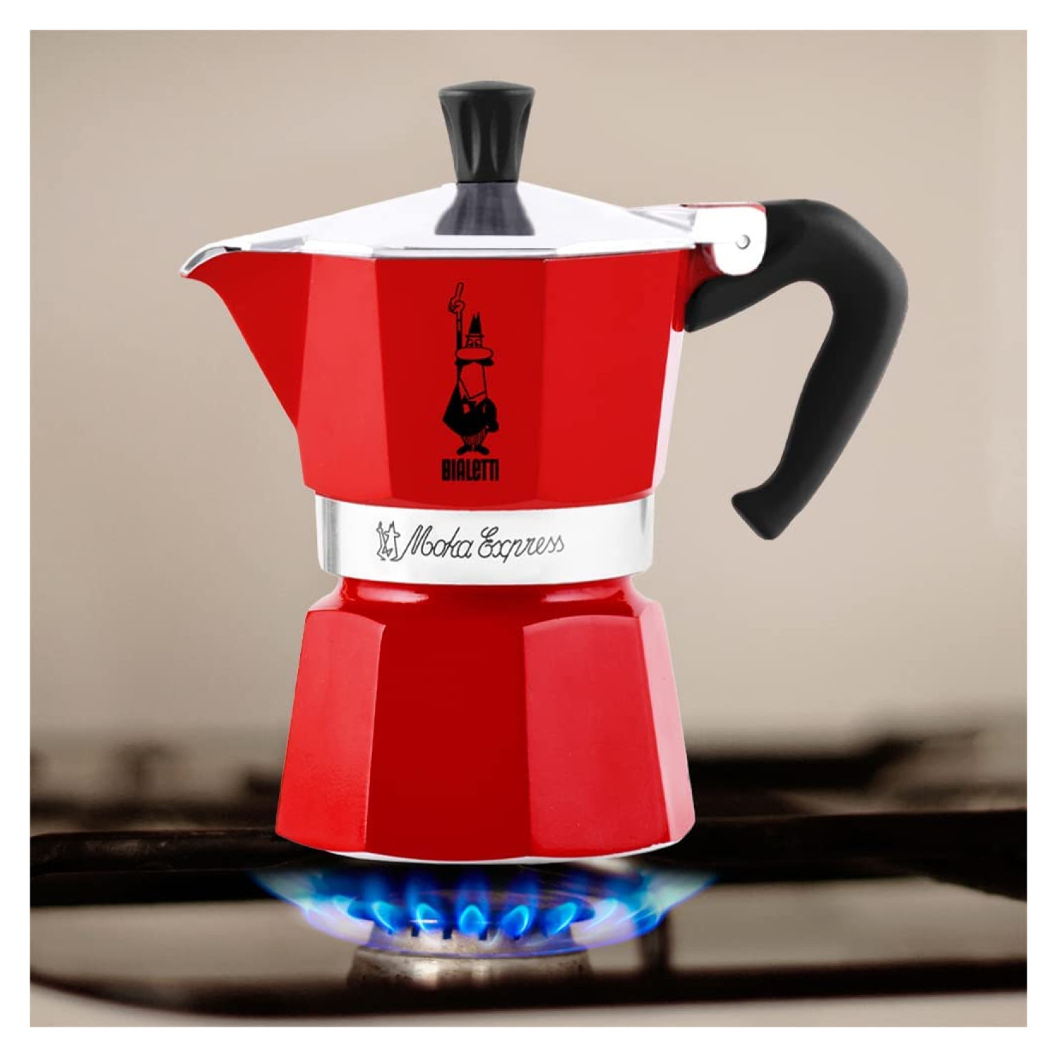 Czerwony ekspres do kawy na kuchence gazowej z niebieskim płomieniem pod spodem.