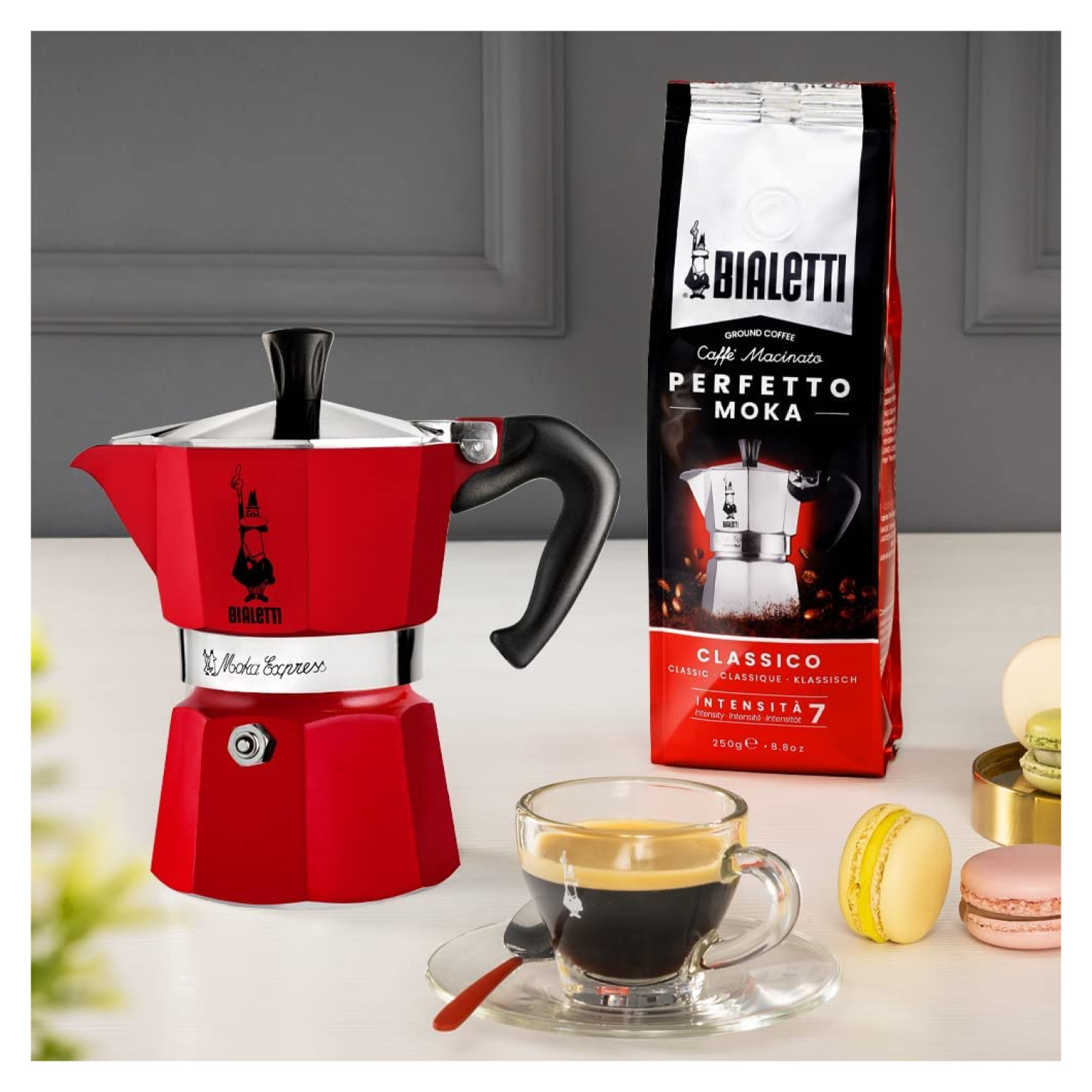 Czerwony ekspres Moka, kawa, fasola i makaroniki. Białe tło.