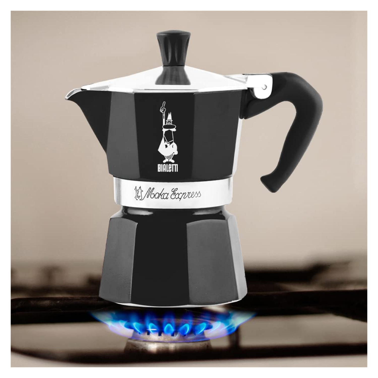 Czarny ekspres do kawy Moka Express na kuchence gazowej z niebieskimi płomieniami.