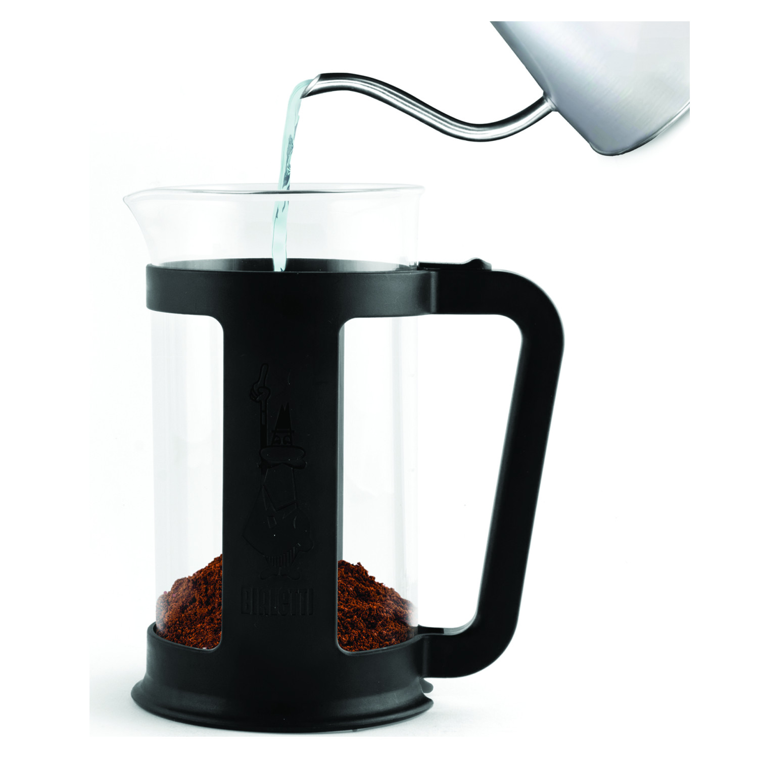 L'acqua viene versata da un bricco argentato in una pressa francese con caffè macinato.