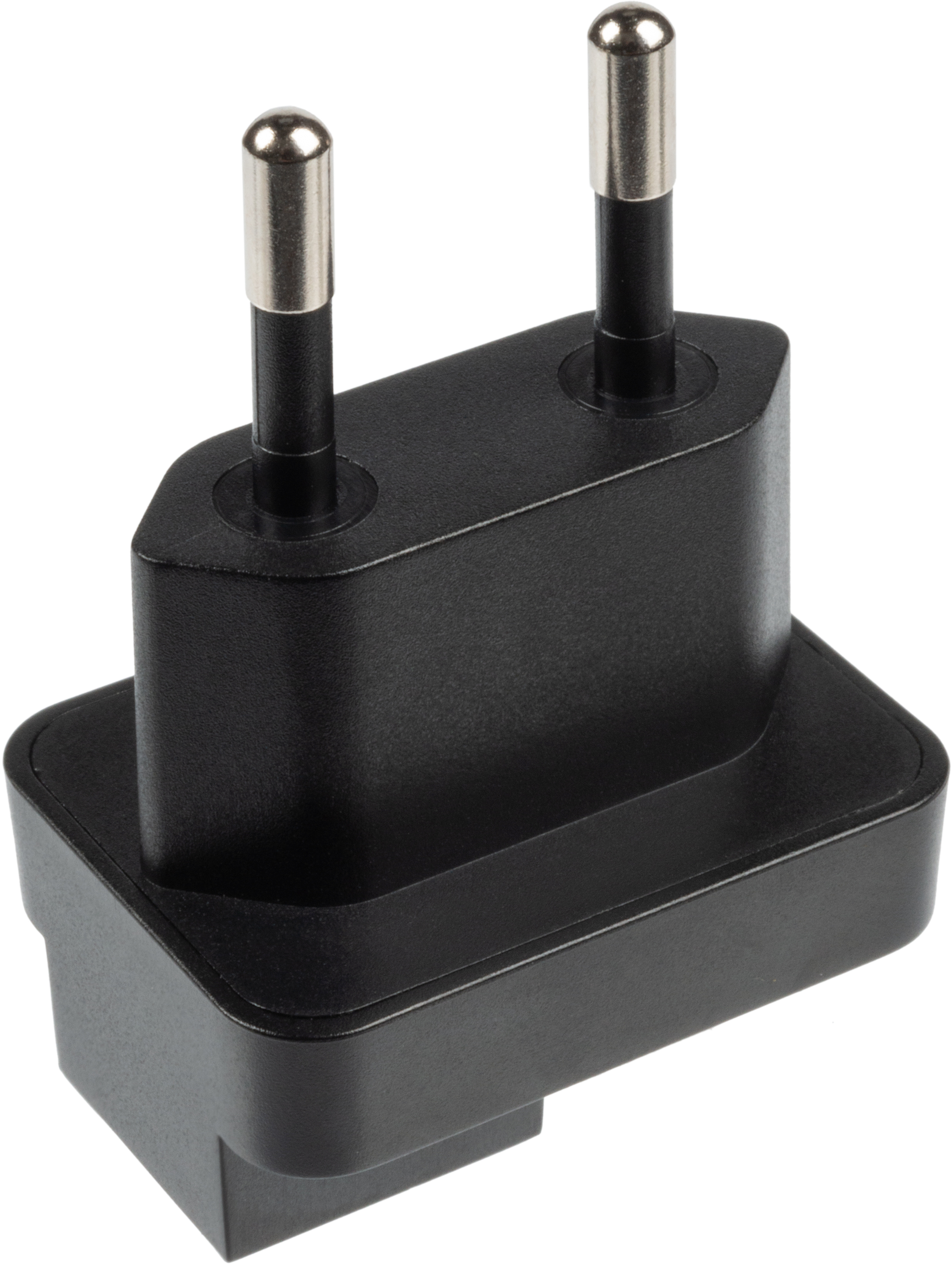 Schwarzer EU-Steckeradapter mit silbernen Stiften. Abgewinkeltes Design.
