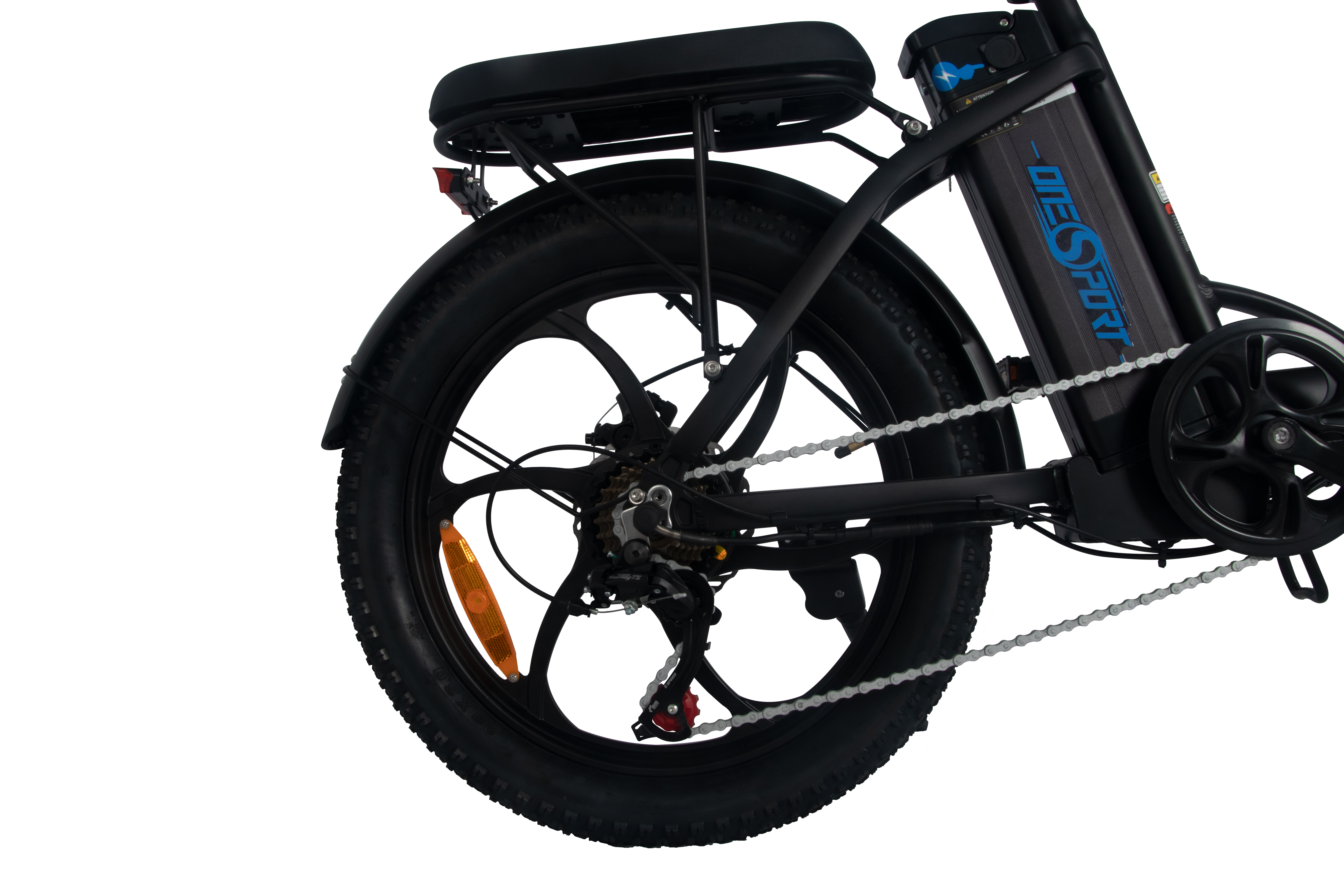 Ein schwarzes Elektrofahrrad, das das Hinterrad, die Kette und den Akku zeigt. Es befindet sich auf weißem Hintergrund.