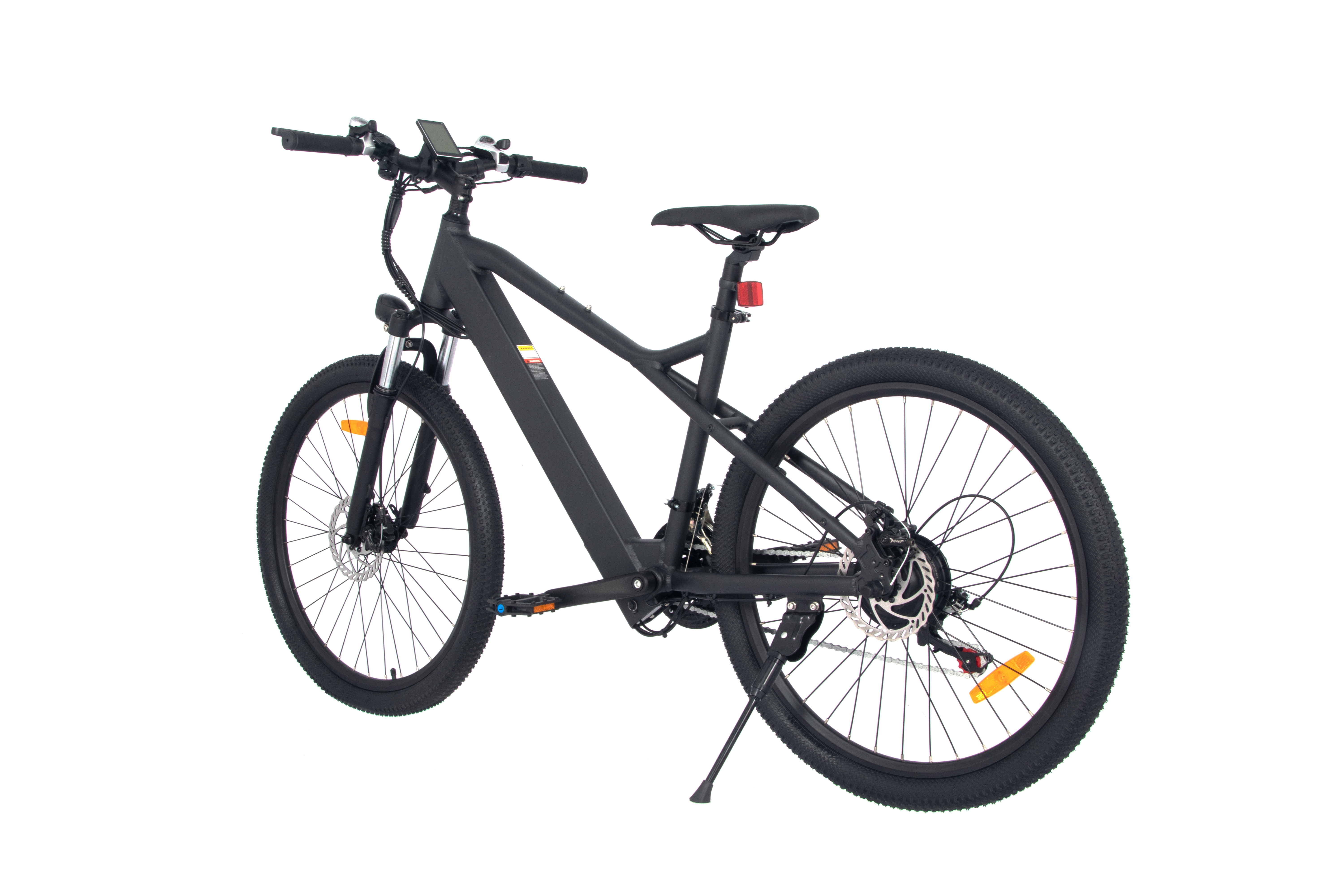 Schwarzes E-Bike mit großen Reifen auf weißem Hintergrund, Design und Funktionen zeigend.