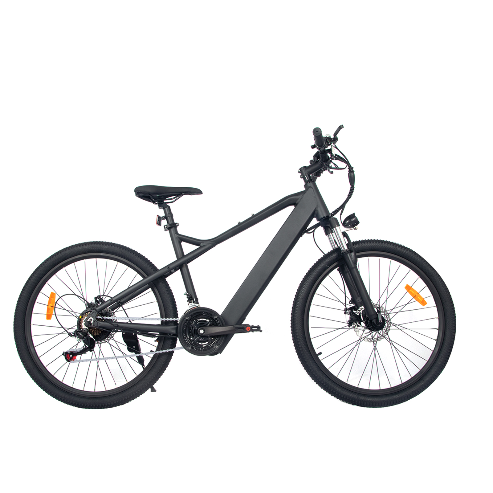 Schwarzes Elektrofahrrad auf weißem Hintergrund.