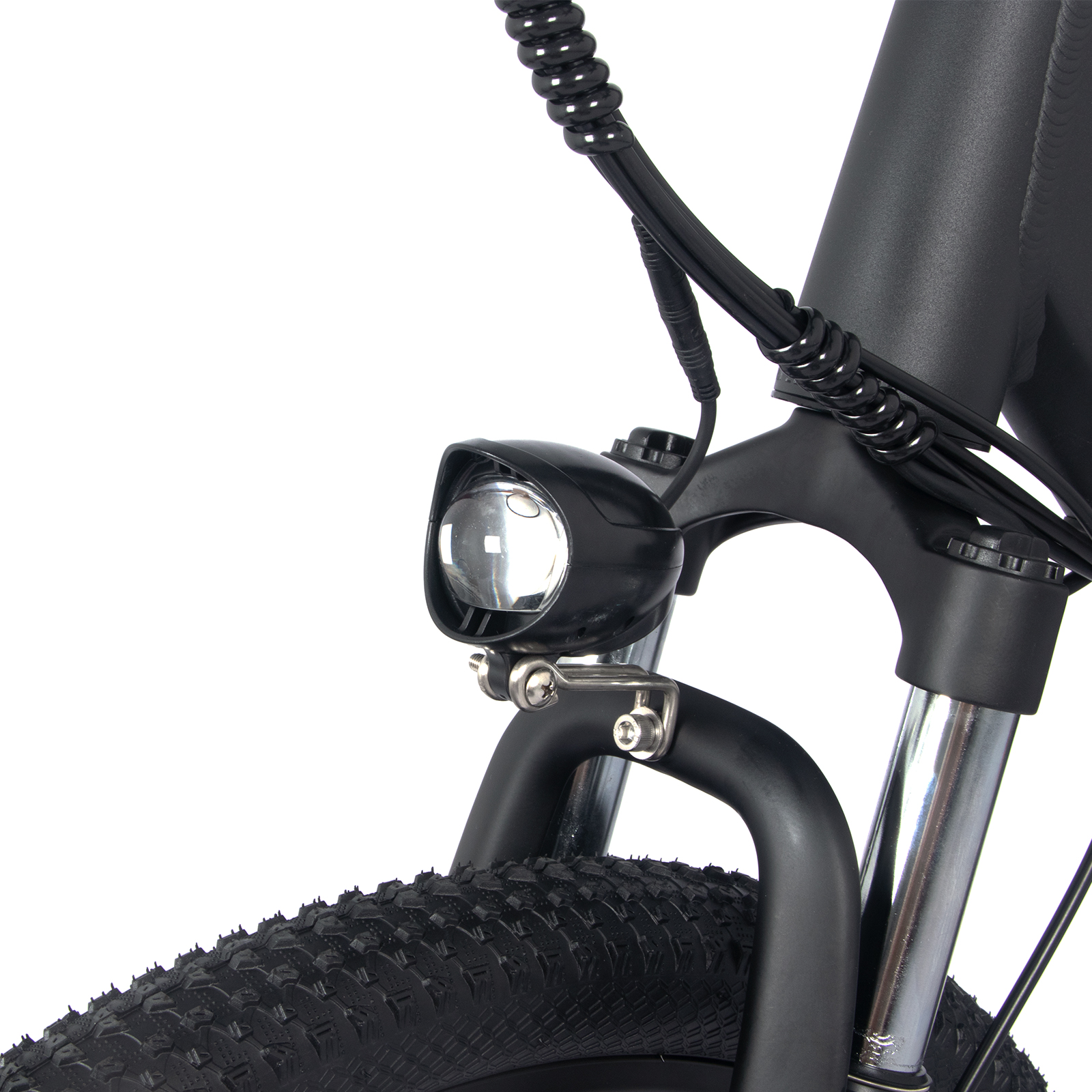 Nahaufnahme eines E-Bike-Scheinwerfers. Er ist schwarz, rund und hat eine klare Linse. Der Reifen ist sichtbar.