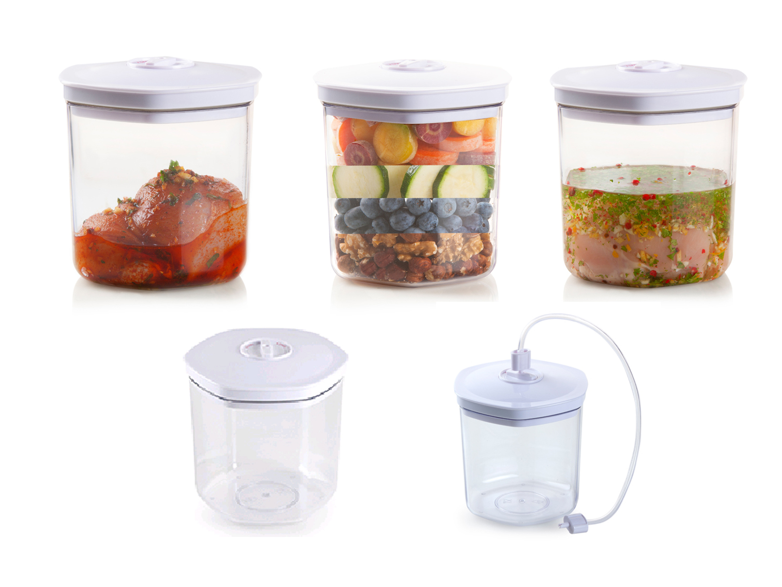 Fünf transparente Behälter. Drei mit Essen gefüllt: Fleisch, geschichtetes Gemüse und Huhn. Zwei sind leer.