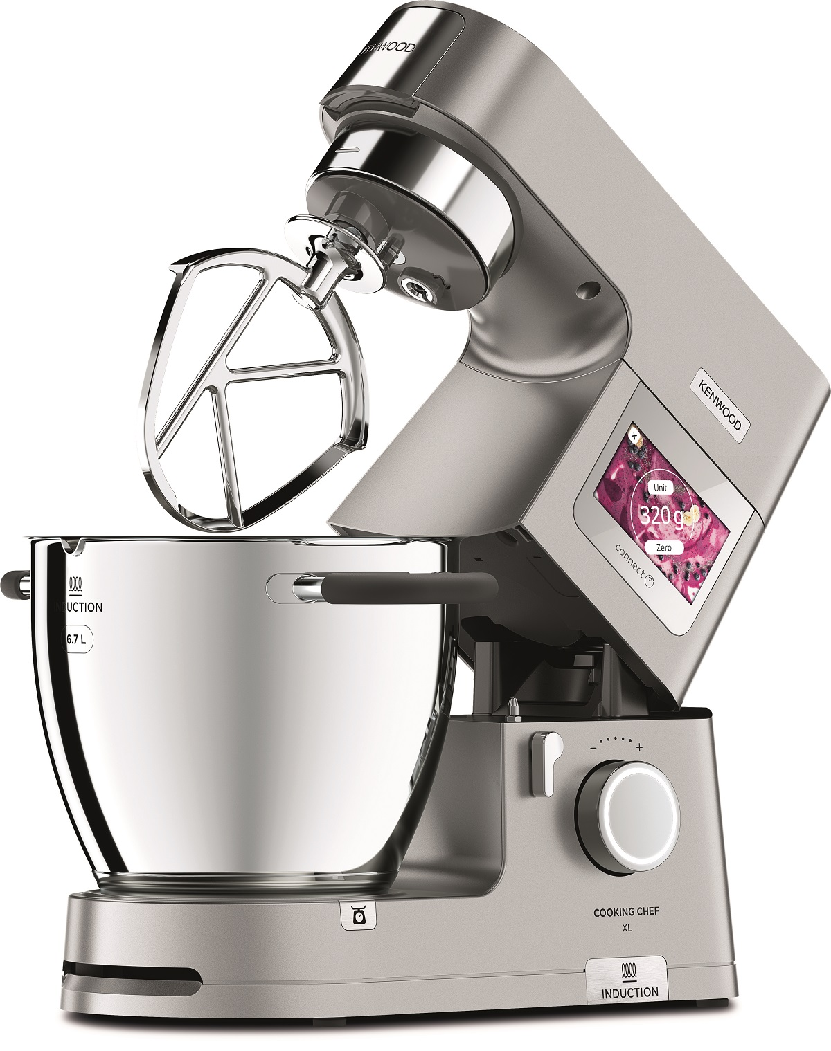 Ein silberner Küchenmixer mit einer Schüssel und Aufsätzen. Ein Digitaldisplay ist sichtbar.