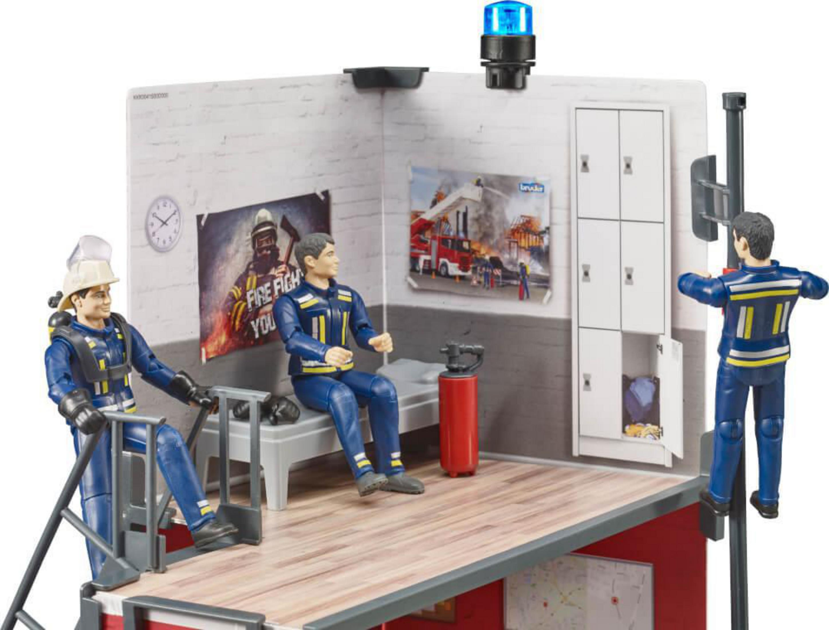 Feuerwache Spielset mit drei Feuerwehrmännern, Spinden und einem Feuerlöscher.