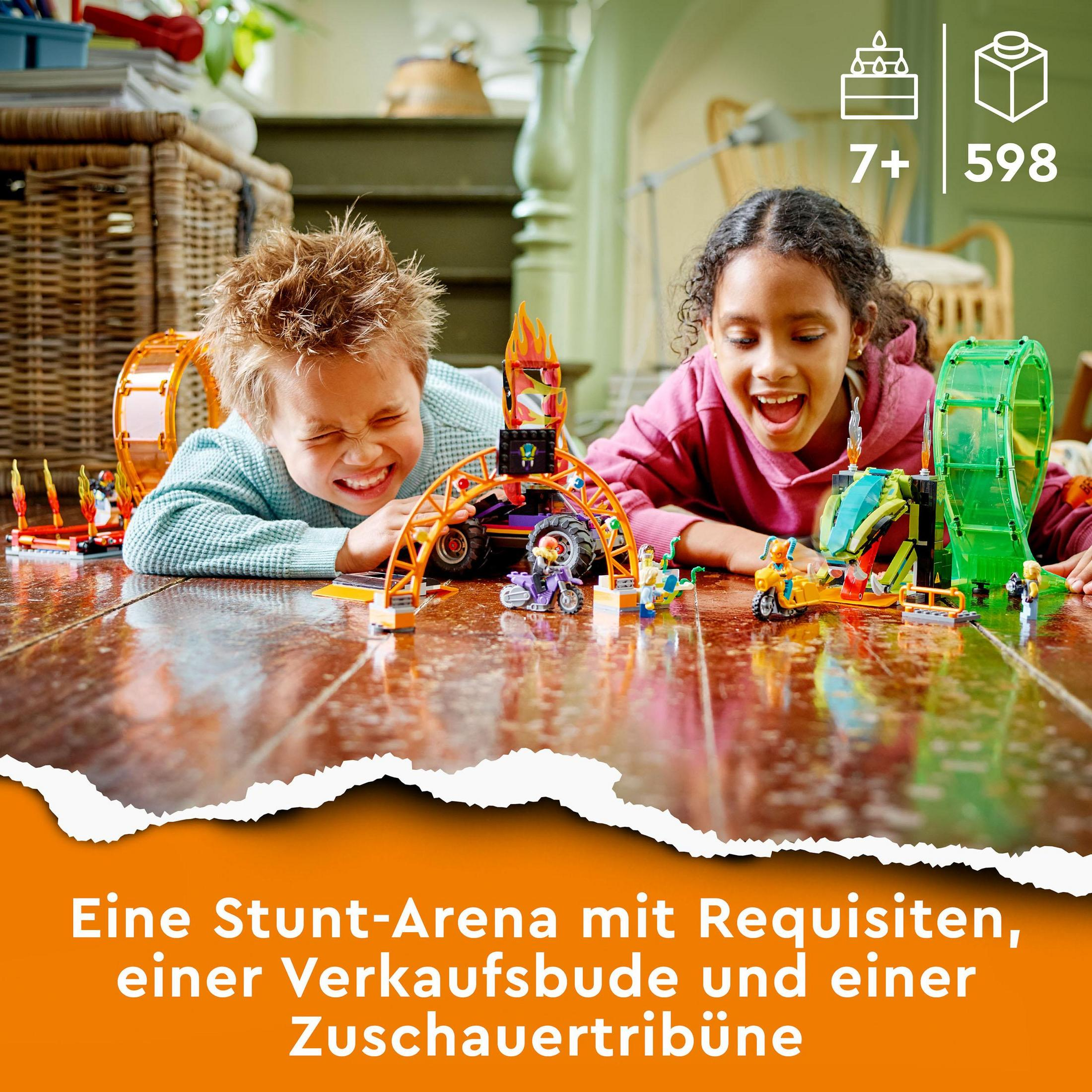 Kinder spielen mit Spielzeug, eine Stunt-Arena mit Zubehör, Tribünen und einem Stadion.
