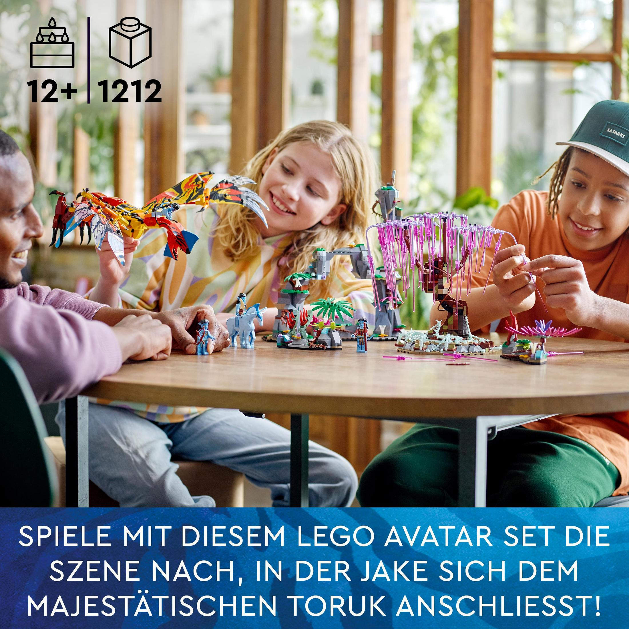 Trzy osoby bawią się zestawem Lego, budując scenę z figurkami i strukturami.