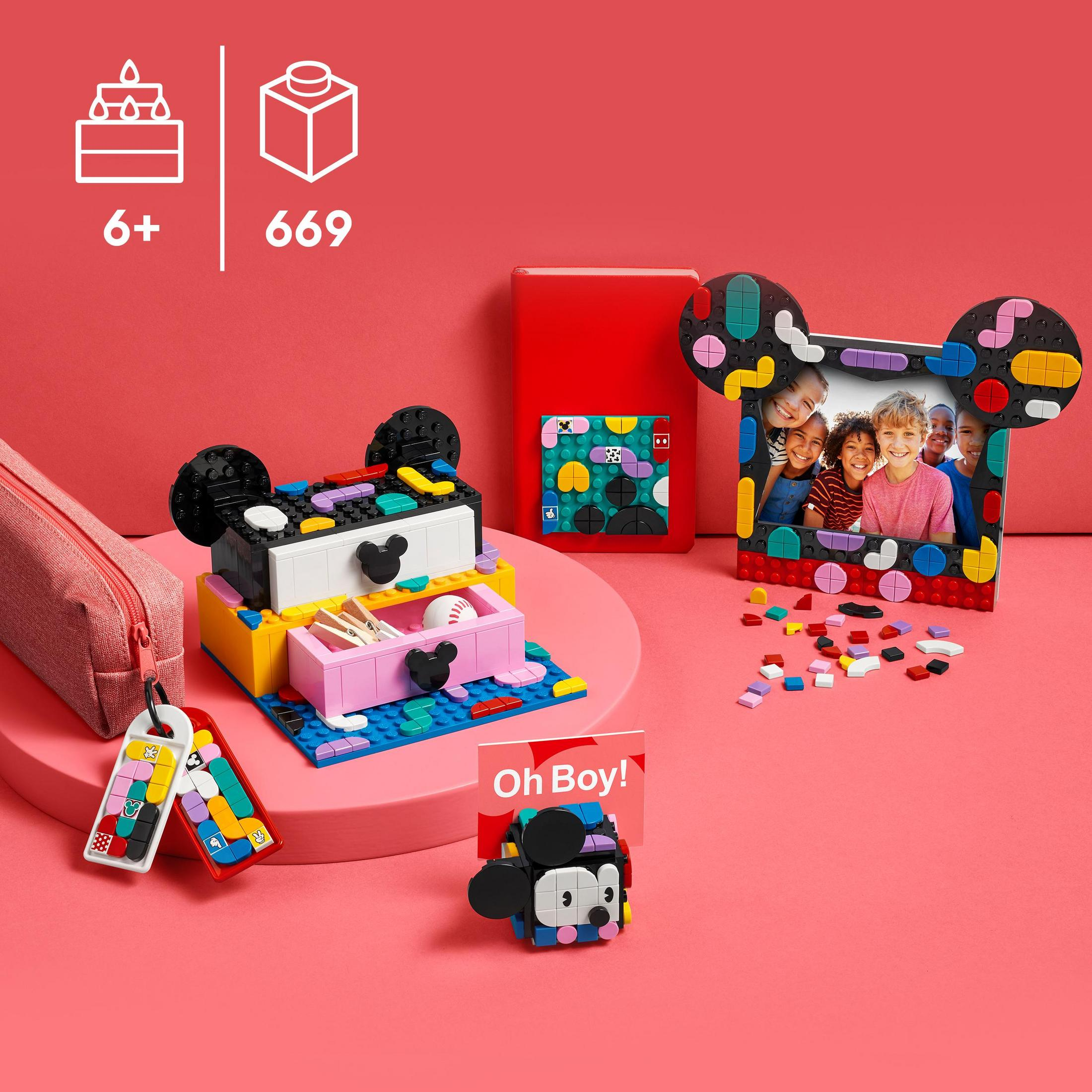 LEGO Mickey Mouse set op een rode ondergrond. Inclusief een frame, een doos en een etui.
