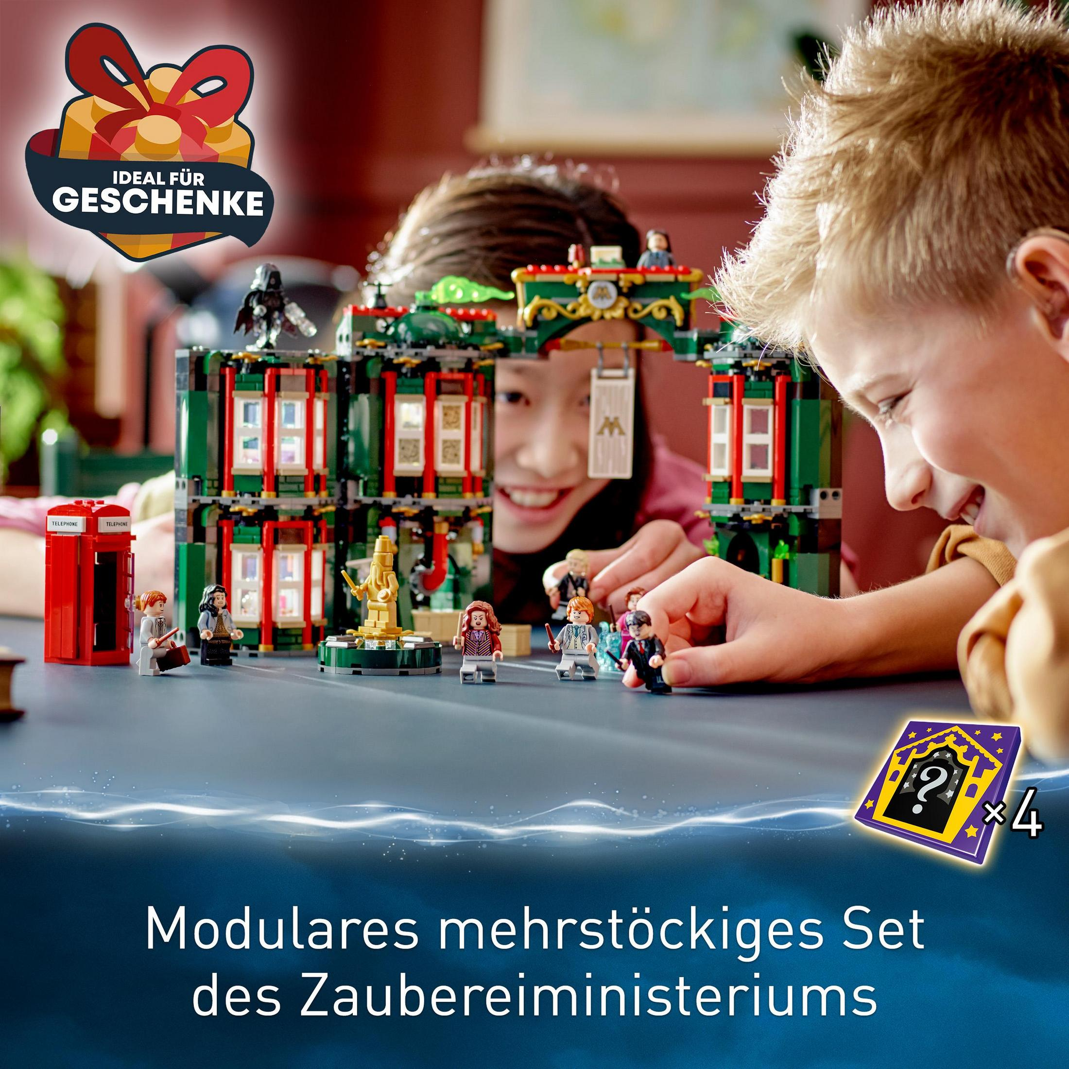 Zwei Kinder spielen mit einem Lego-Set. Das Set ist ein mehrstöckiges Gebäude mit Harry-Potter-Charakteren.