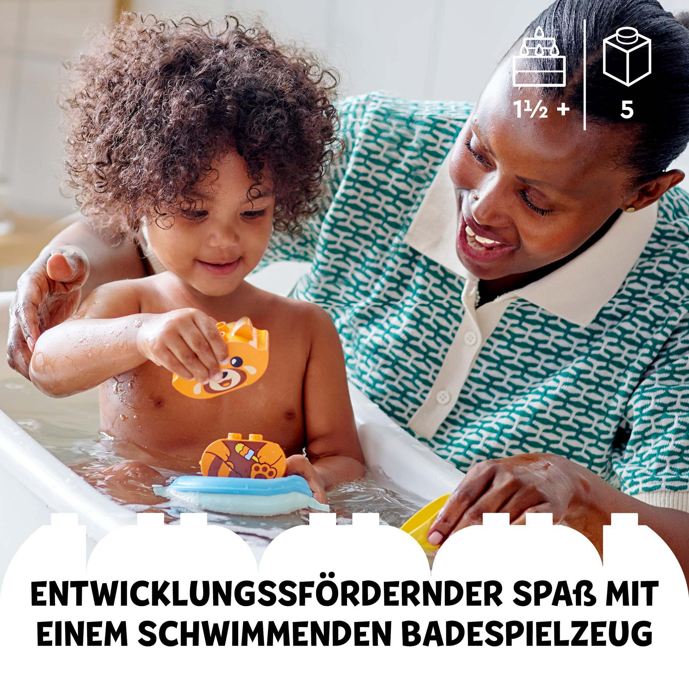 Una donna e un bambino in una vasca da bagno che giocano con i giocattoli, promuovendo un set di giocattoli da bagno.
