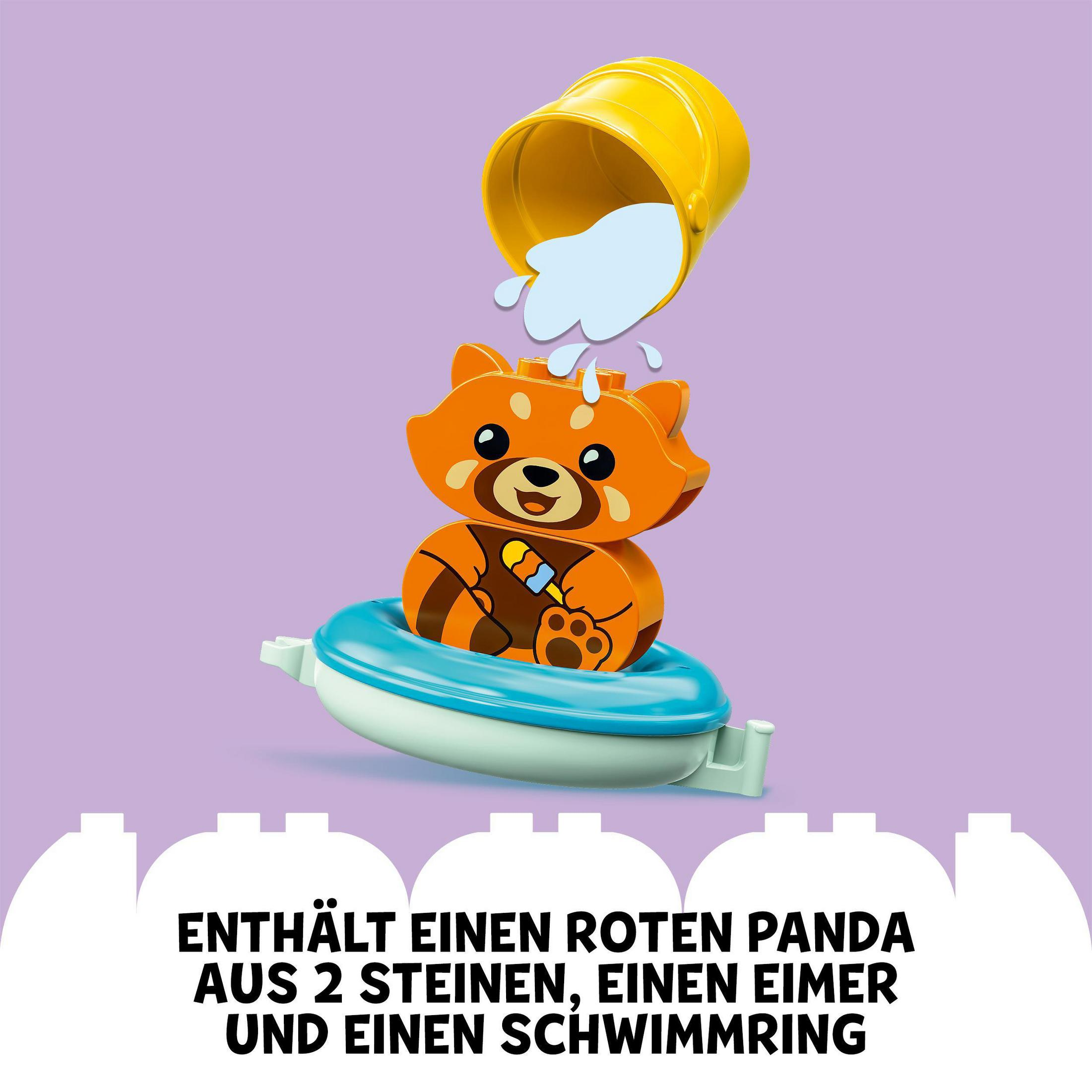 Un set Lego con un giocattolo panda rosso in un salvagente, un secchio giallo con acqua e altri pezzi Lego.