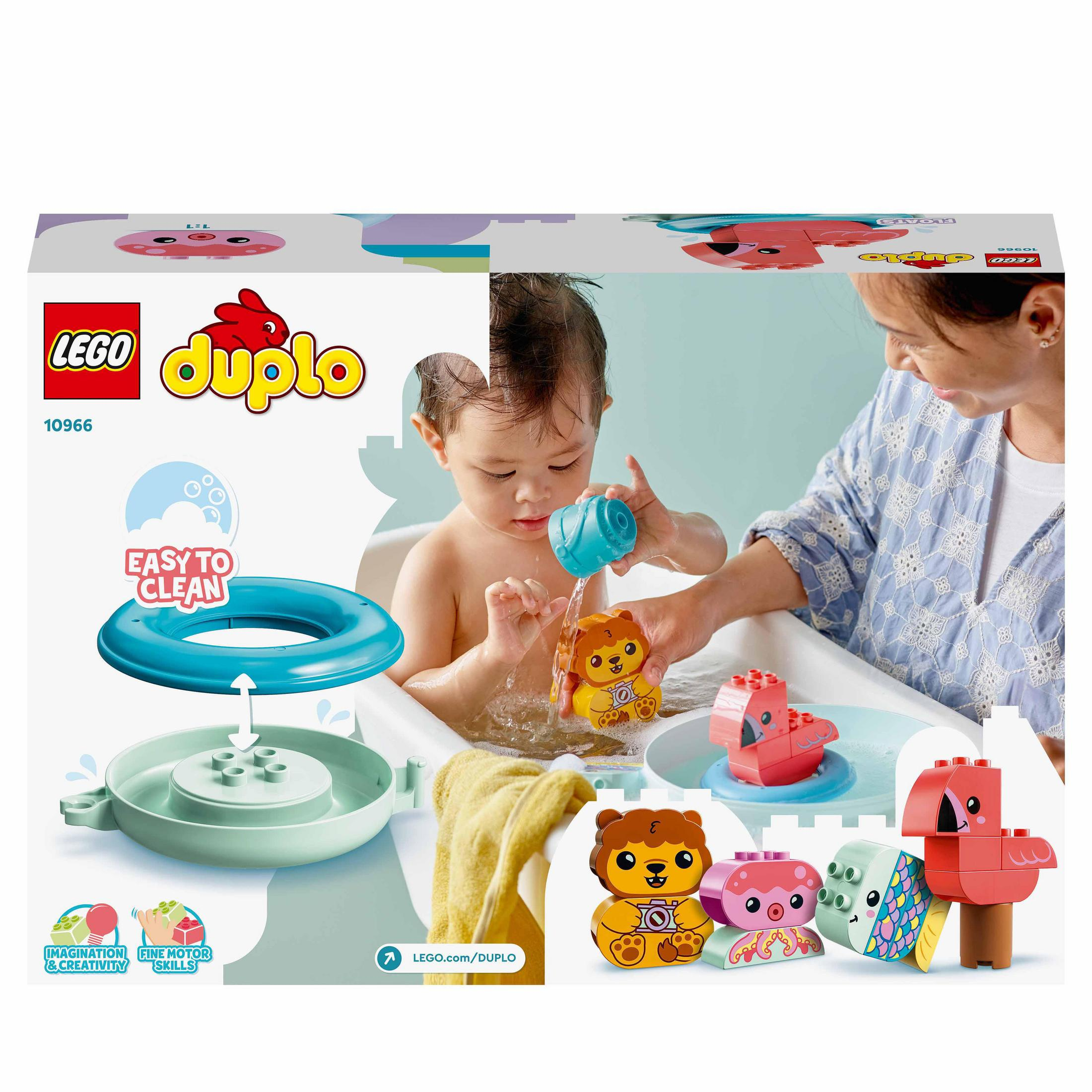 Niemowlę w kąpieli z klockami, z kobietą w pobliżu. Pokazane jest pudełko Lego Duplo.