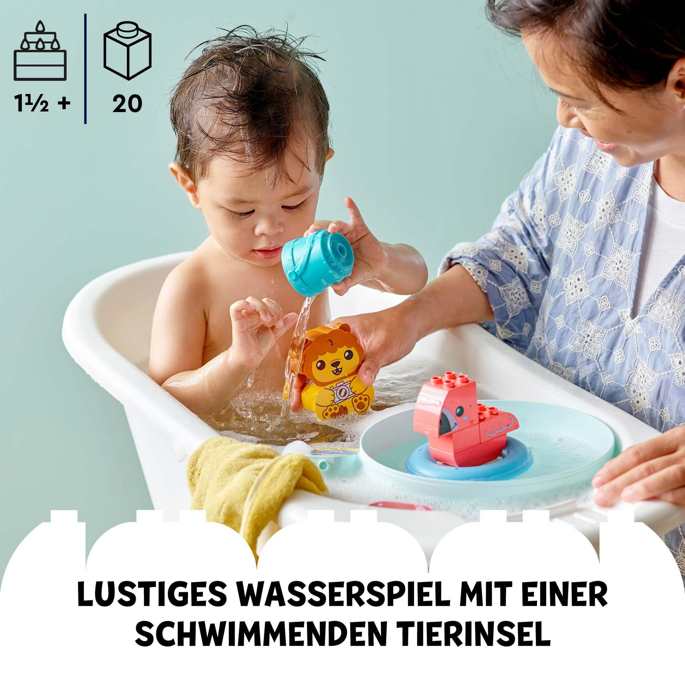 Niemowlę i kobieta bawią się w wannie z zabawkami i bąbelkami.