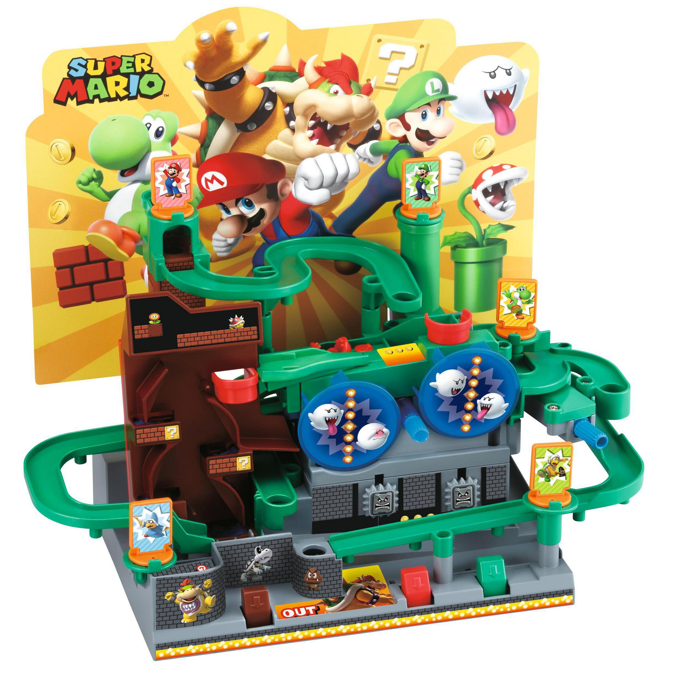 Set di giocattoli di Super Mario con personaggi, pista verde e personaggi di sfondo.