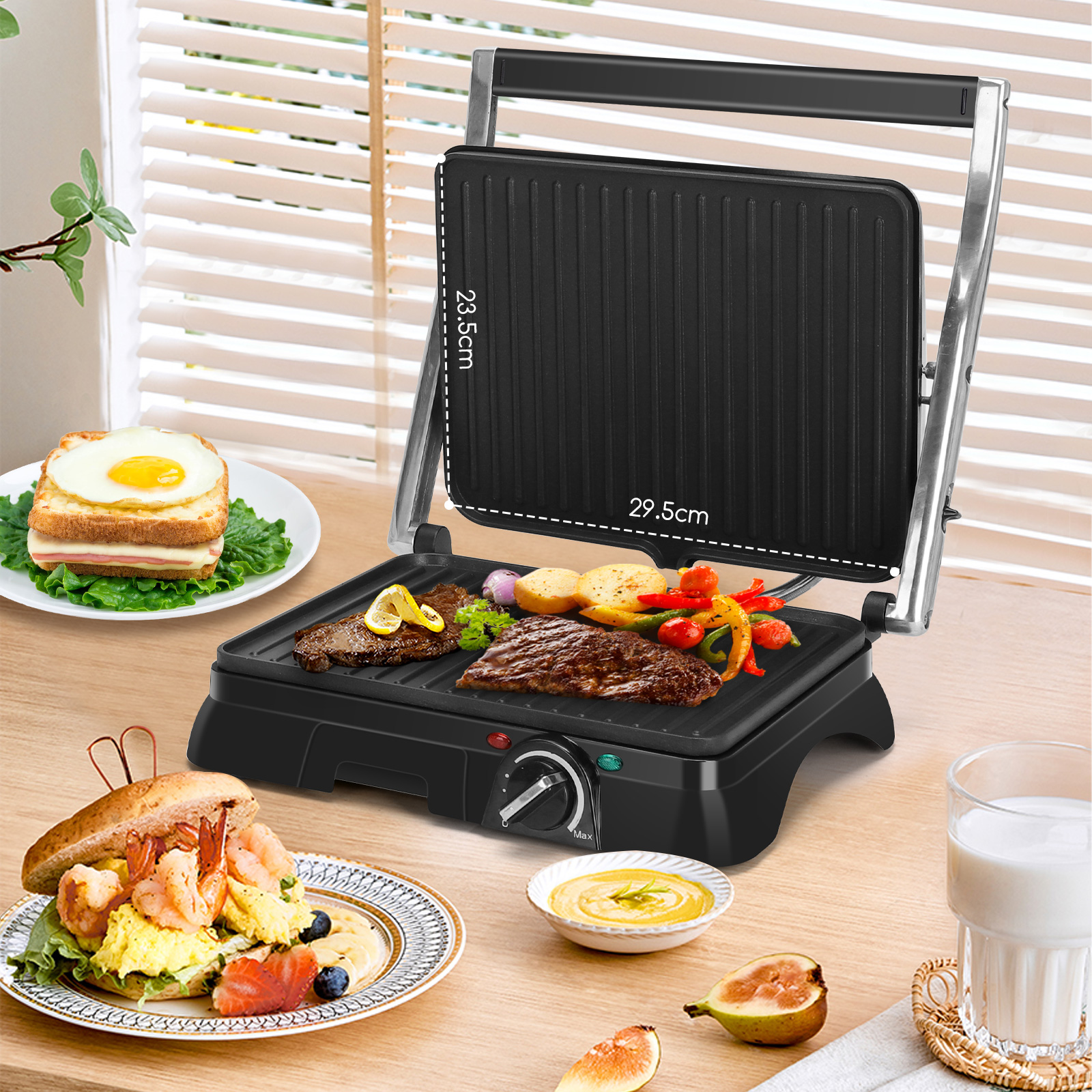 Ein offener schwarzer Grill mit Essen, einem Sandwich und einem Glas Milch auf einem Holztisch.