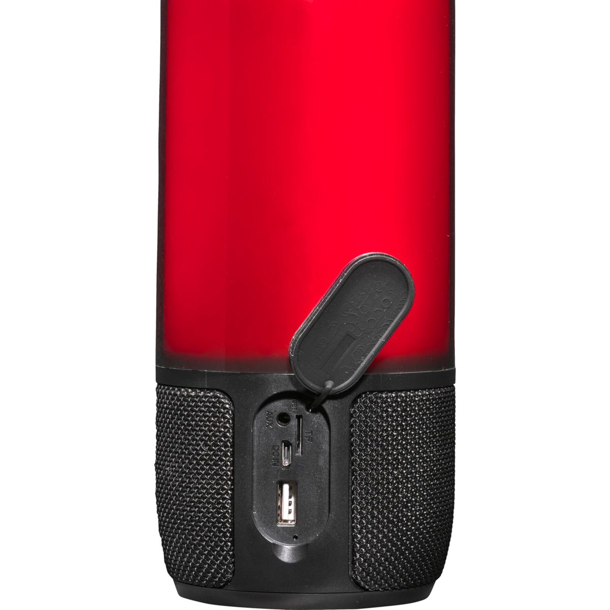 Czarny głośnik z czerwonym światłem. Pokazuje porty USB, karty SD i AUX.