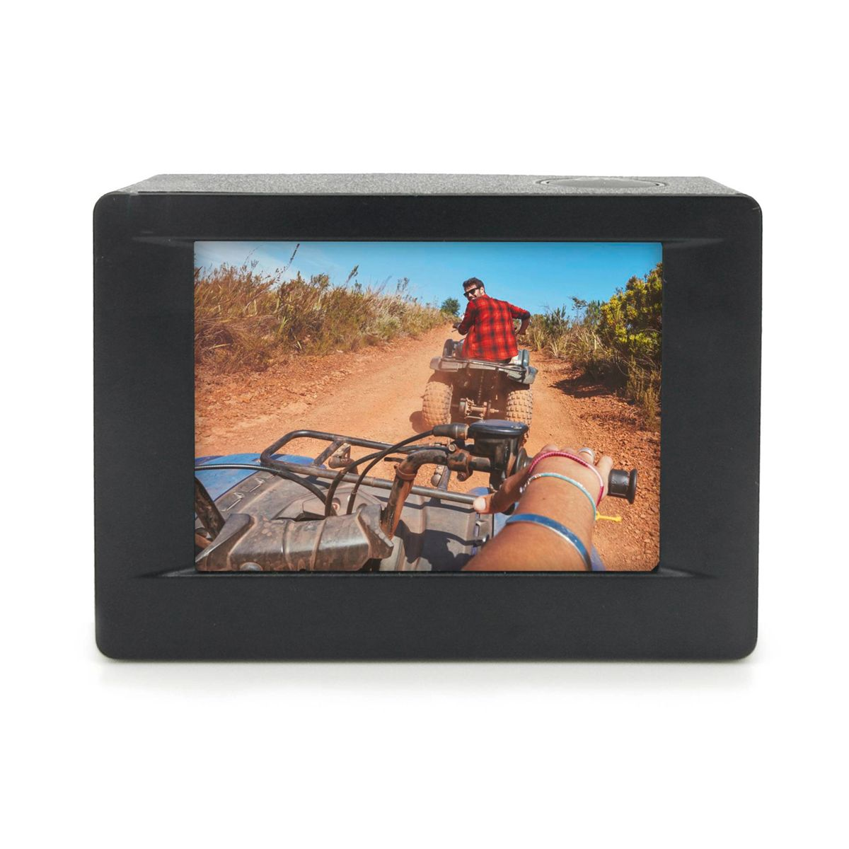 Kamera wyświetlająca scenę z ludźmi na quadach na polnej drodze. Jedna osoba jest w centrum uwagi.