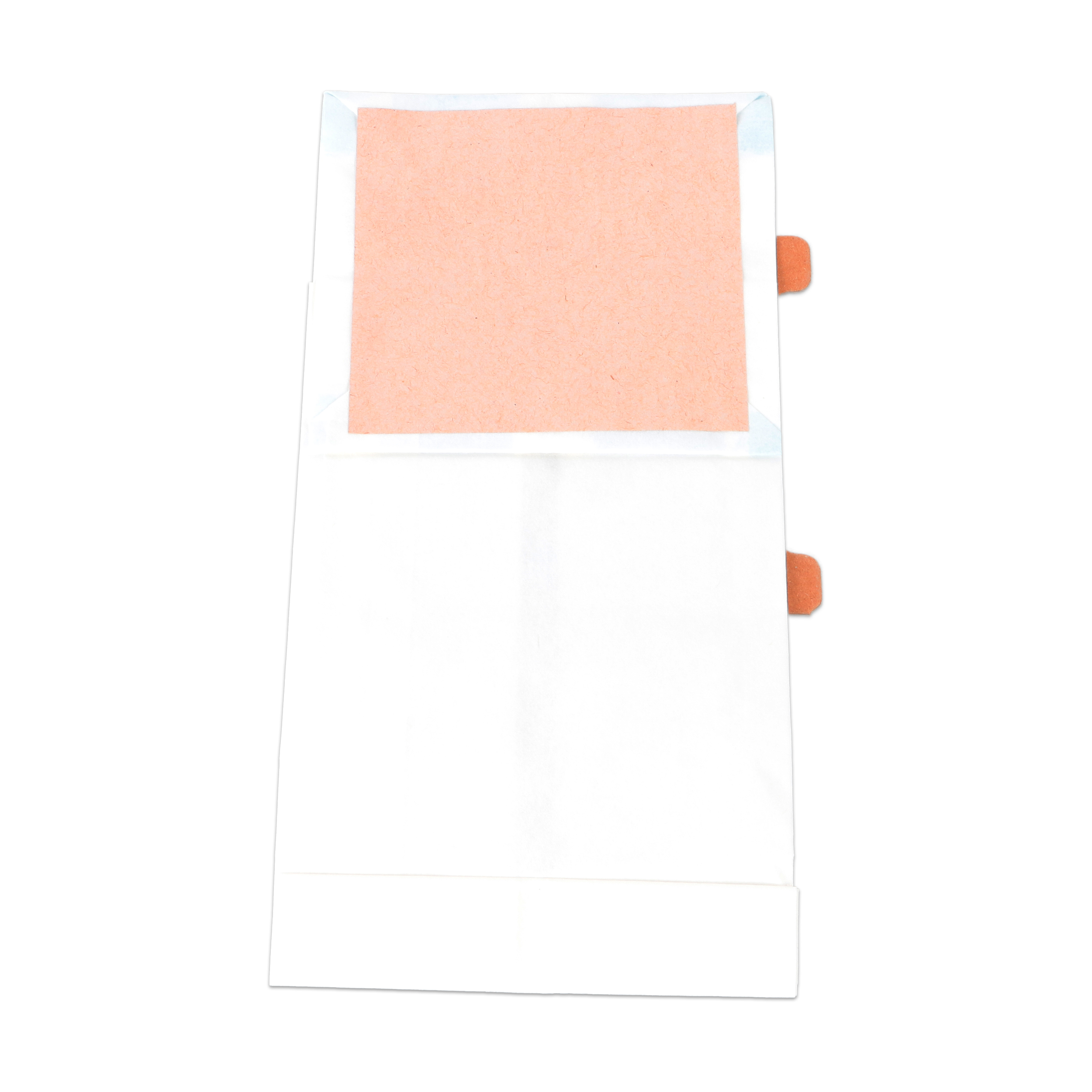 Ein weißes Pflaster mit einem lachsfarbenen Pad, geöffnet mit zwei orangefarbenen Laschen.
