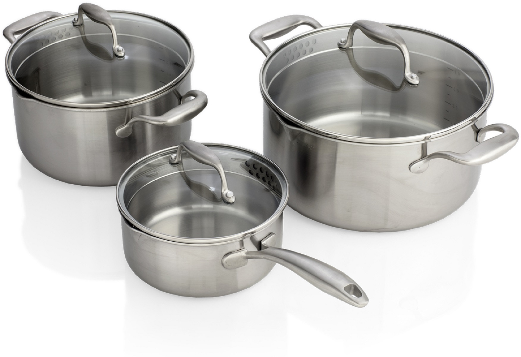 Set aus drei Edelstahl-Töpfen mit Glasdeckeln. Sie stehen auf weißem Untergrund.