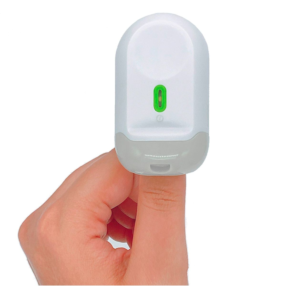 Ein Finger mit einem weißen Gerät darauf, mit einem grünen Licht.
