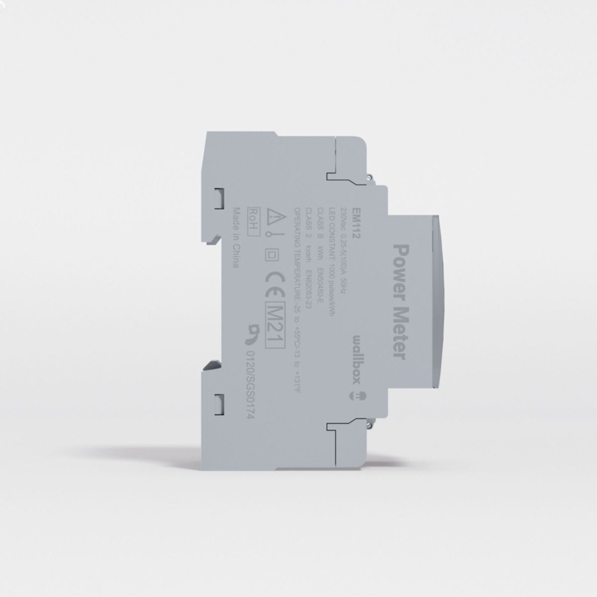 Un medidor de energía gris de wallbox, con etiquetas y especificaciones, aislado en blanco.