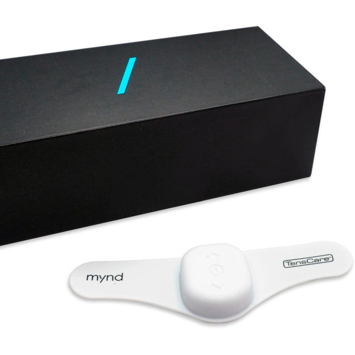 Schwarze Box mit blauer Linie oben. Ein weißes Gerät mit den Logos 'mynd' und 'TensCare' davor.