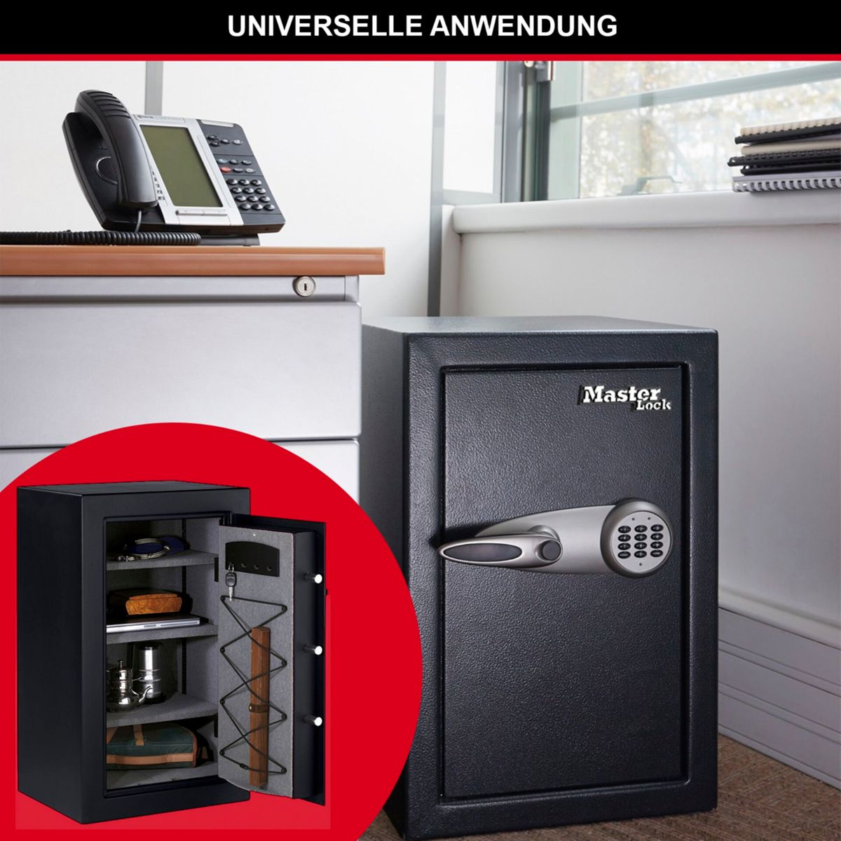 Schwarzer Safe mit offener Tür. Innen Gegenstände auf Regalen. Safe auf einem Schreibtisch, Telefon darauf.