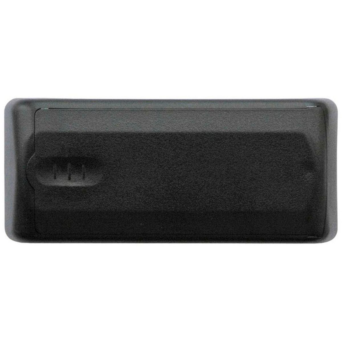 Una caja rectangular negra con una pequeña hendidura en el lado izquierdo.