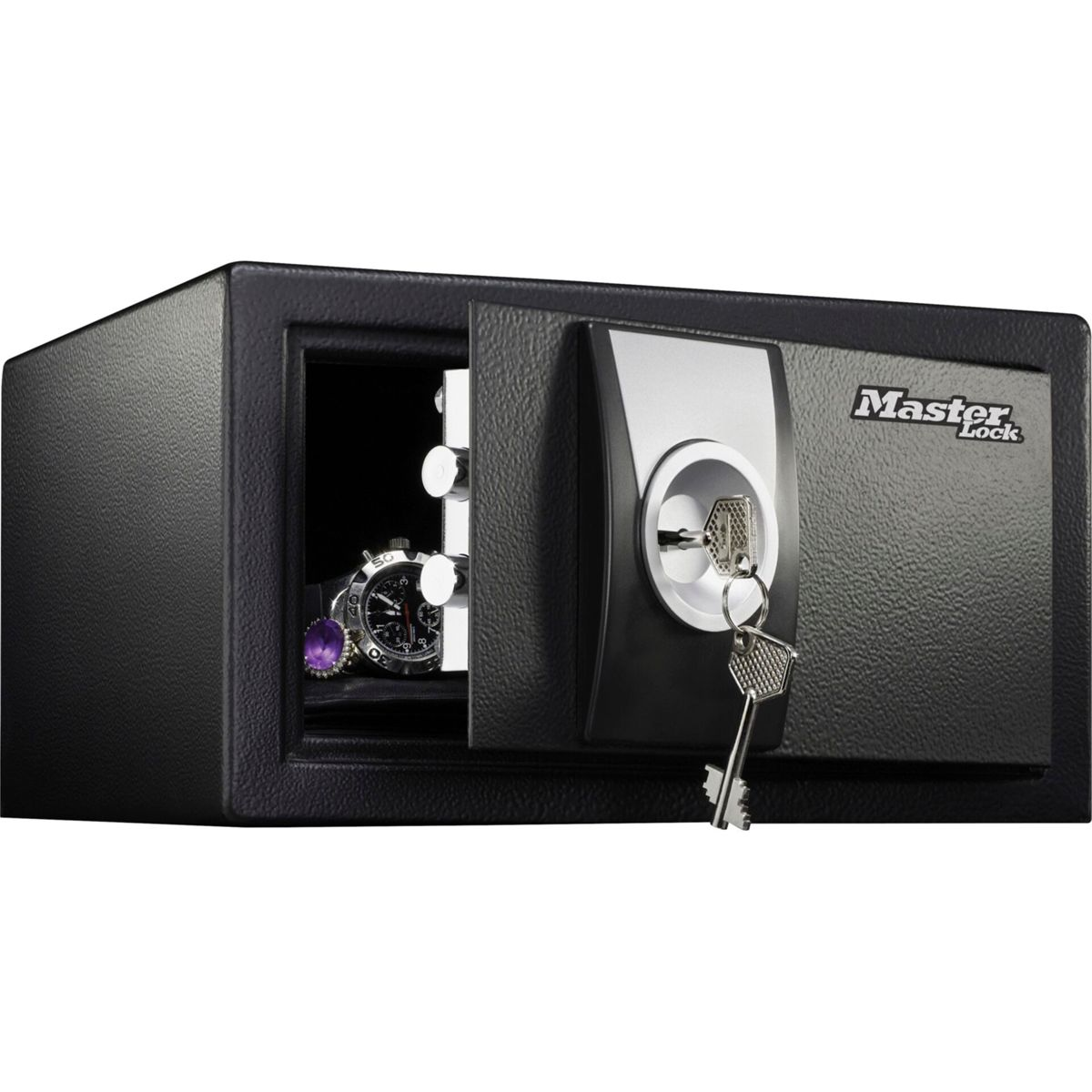 Una caja fuerte negra Master Lock con la puerta abierta. En el interior hay un reloj y joyas.