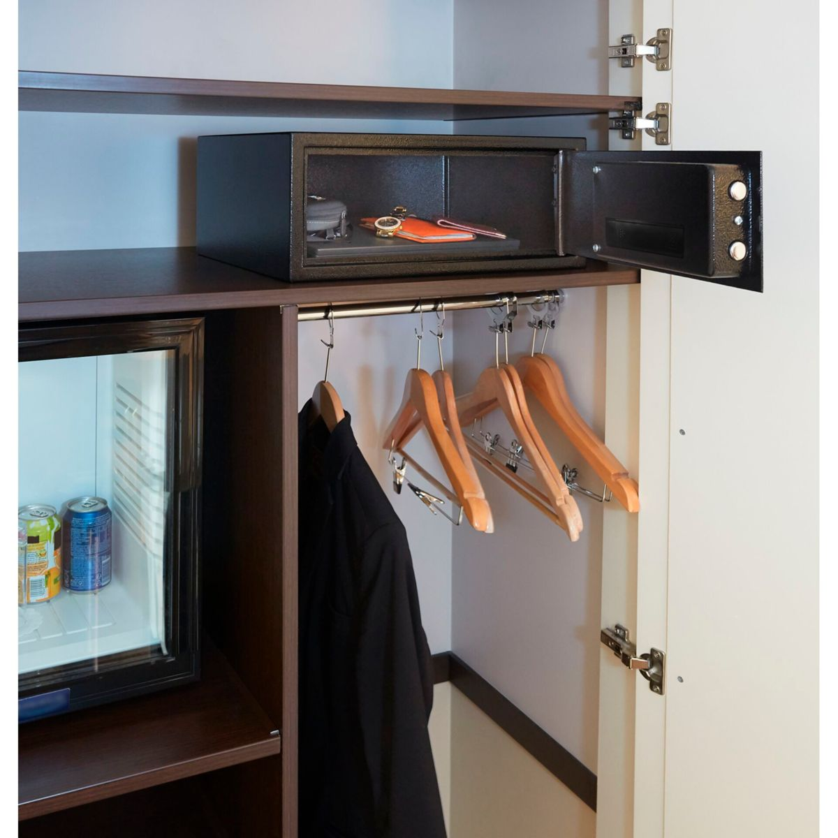 Cassaforte in un armadio con un mini-frigo e appendini. Cassaforte aperta, che mostra chiavi e altri oggetti.