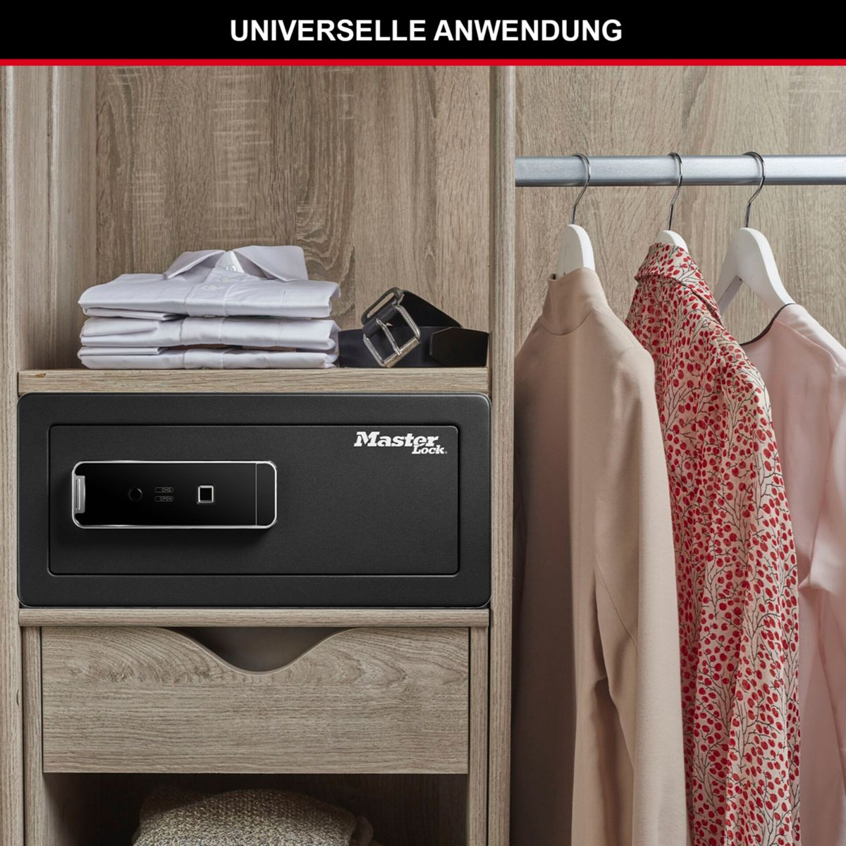 Schwarzer Safe in einem Schrank mit Kleidung. Der Safe hat ein digitales Tastenfeld.