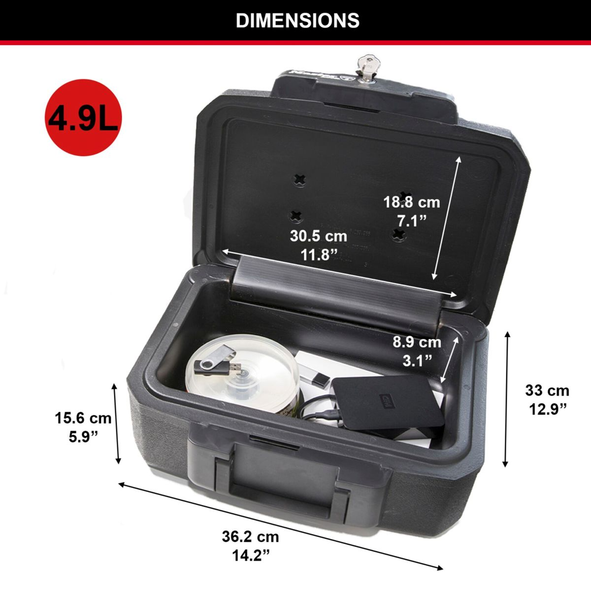 Caja fuerte negra abierta con dimensiones mostradas. En el interior, objetos como un CD, cables y un disco duro son visibles.