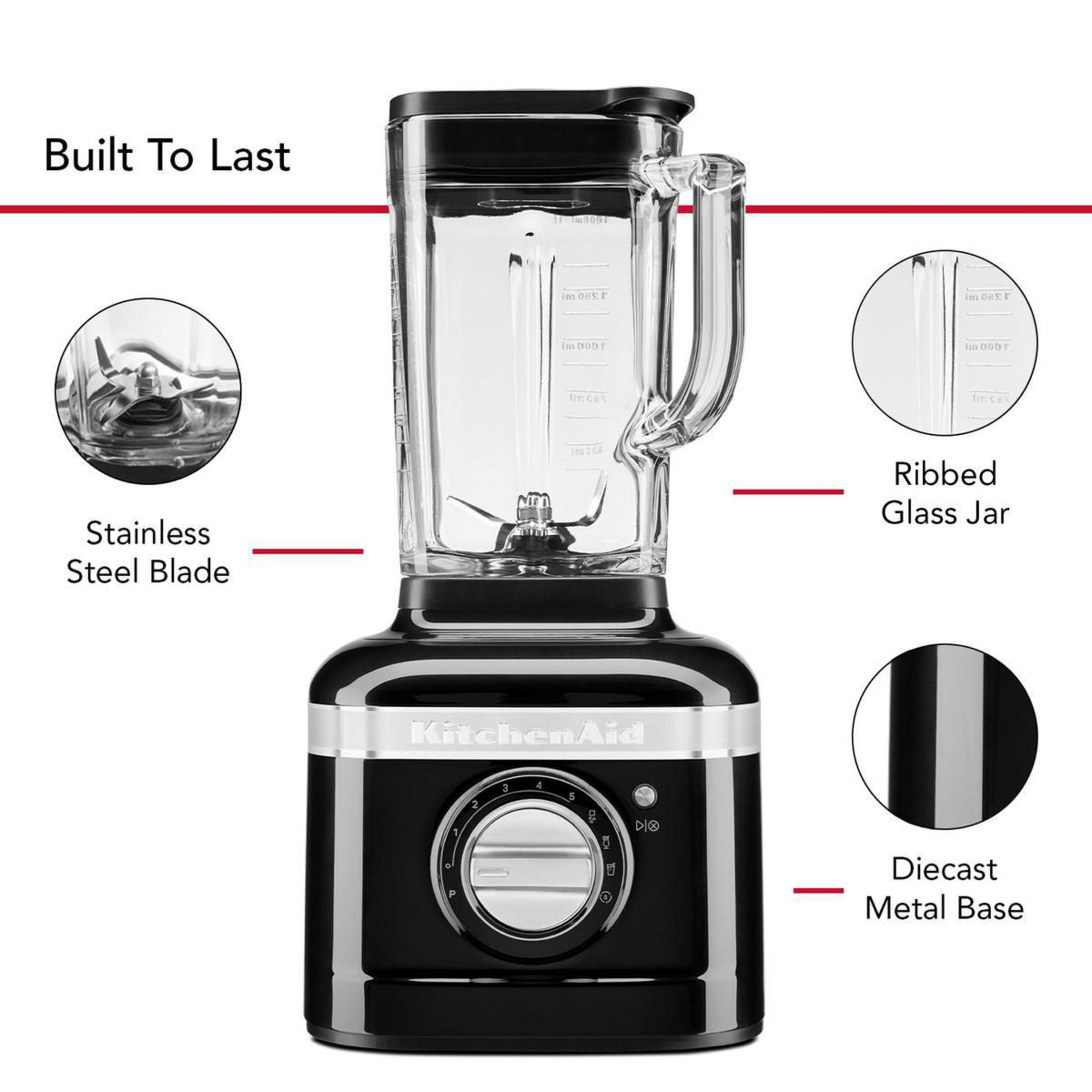 Siyah KitchenAid blender, paslanmaz çelik bıçak, cam kavanoz ve dökme metal taban.