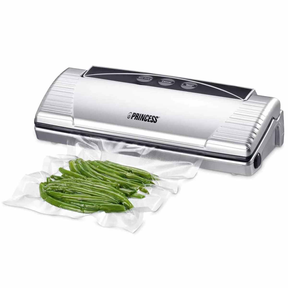 Srebrna zgrzewarka próżniowa z fasolką szparagową w przezroczystej torebce próżniowej. Białe tło.