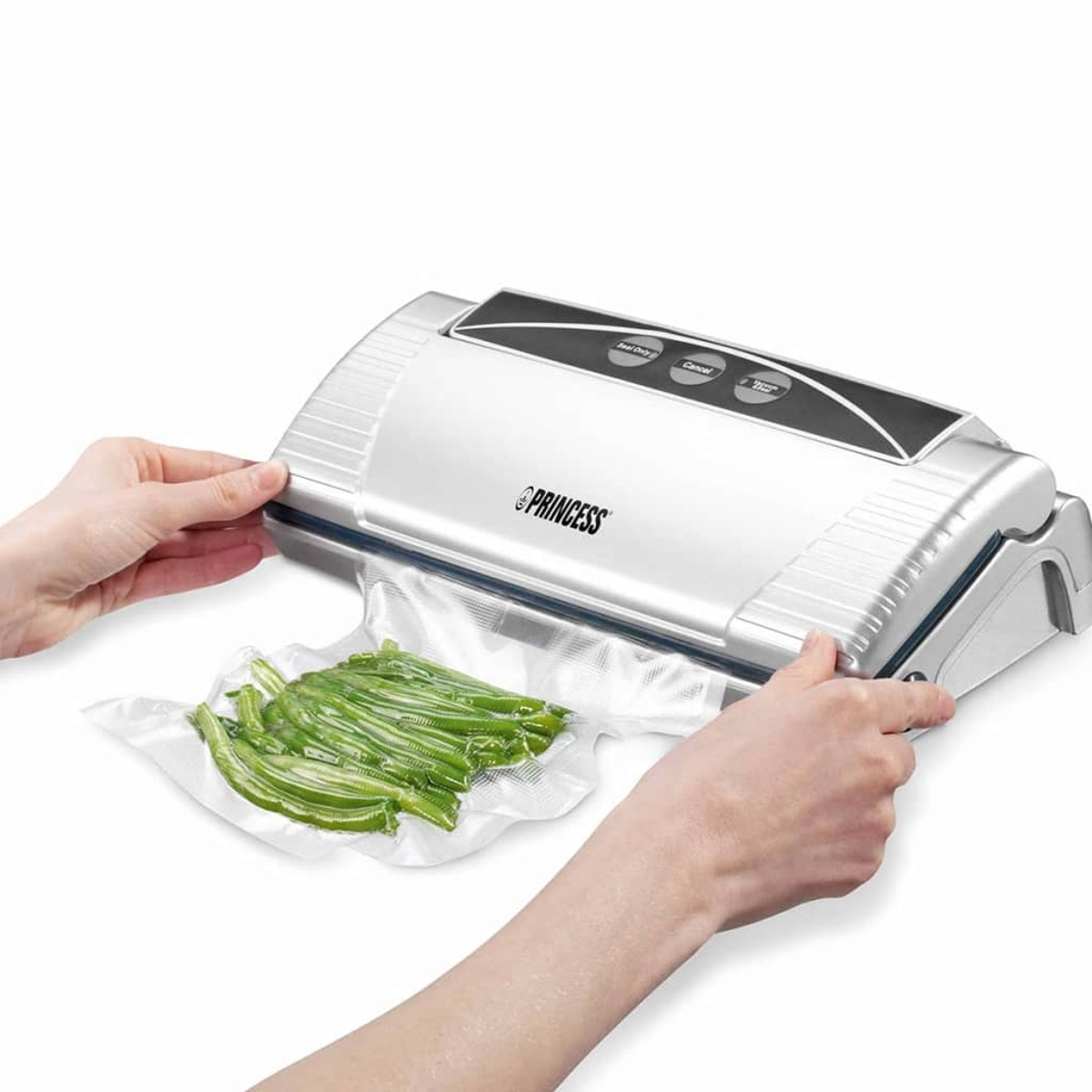 Osoba używa srebrnej zgrzewarki próżniowej do zgrzewania torebki fasoli szparagowej.