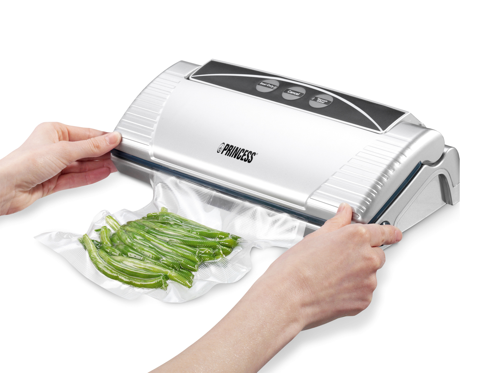 Ręce zamykają zgrzewarkę próżniową z torebką fasoli szparagowej. Maszyna jest srebrna, tło białe.