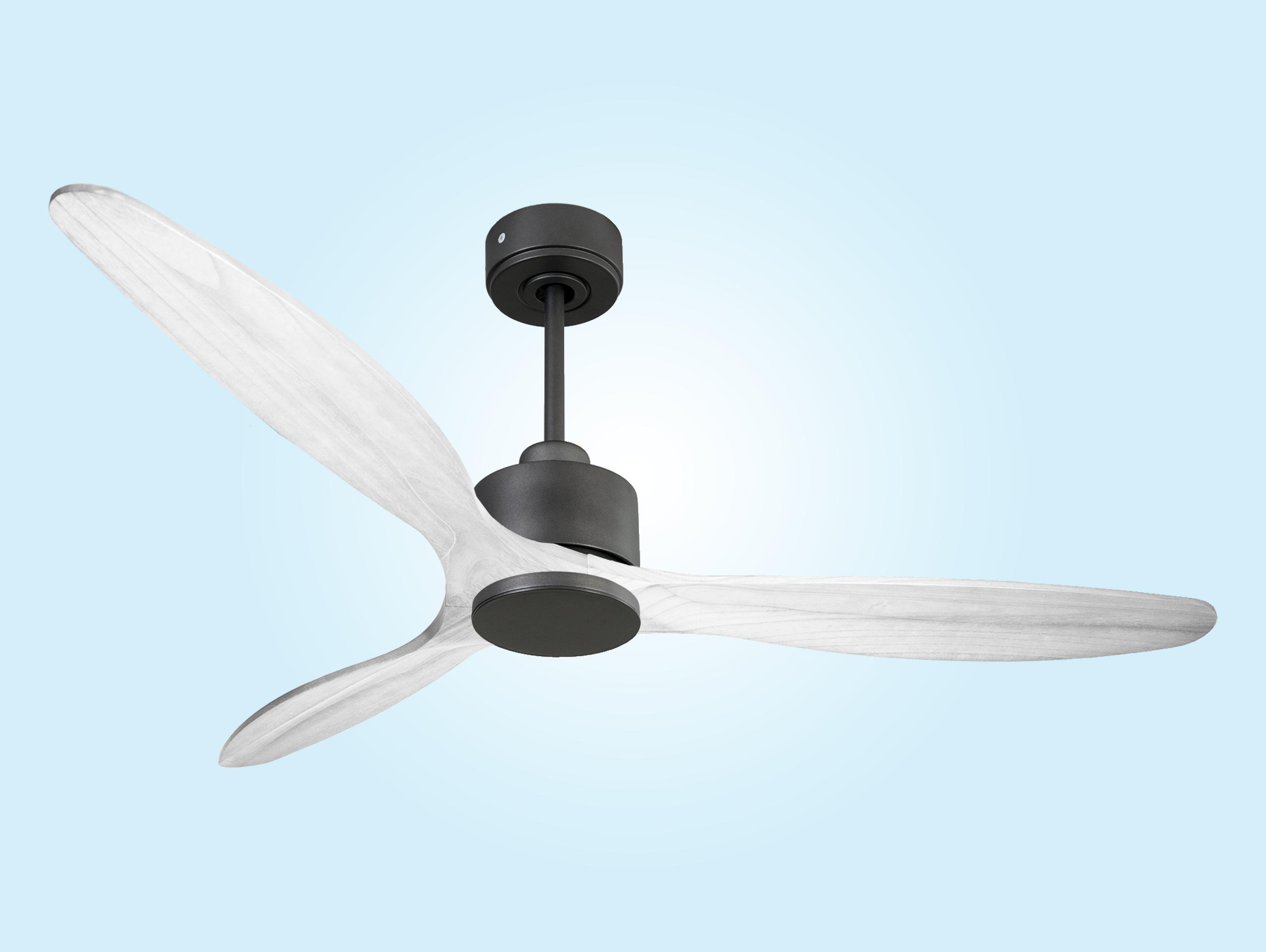 Un ventilador de techo negro con tres aspas blancas.