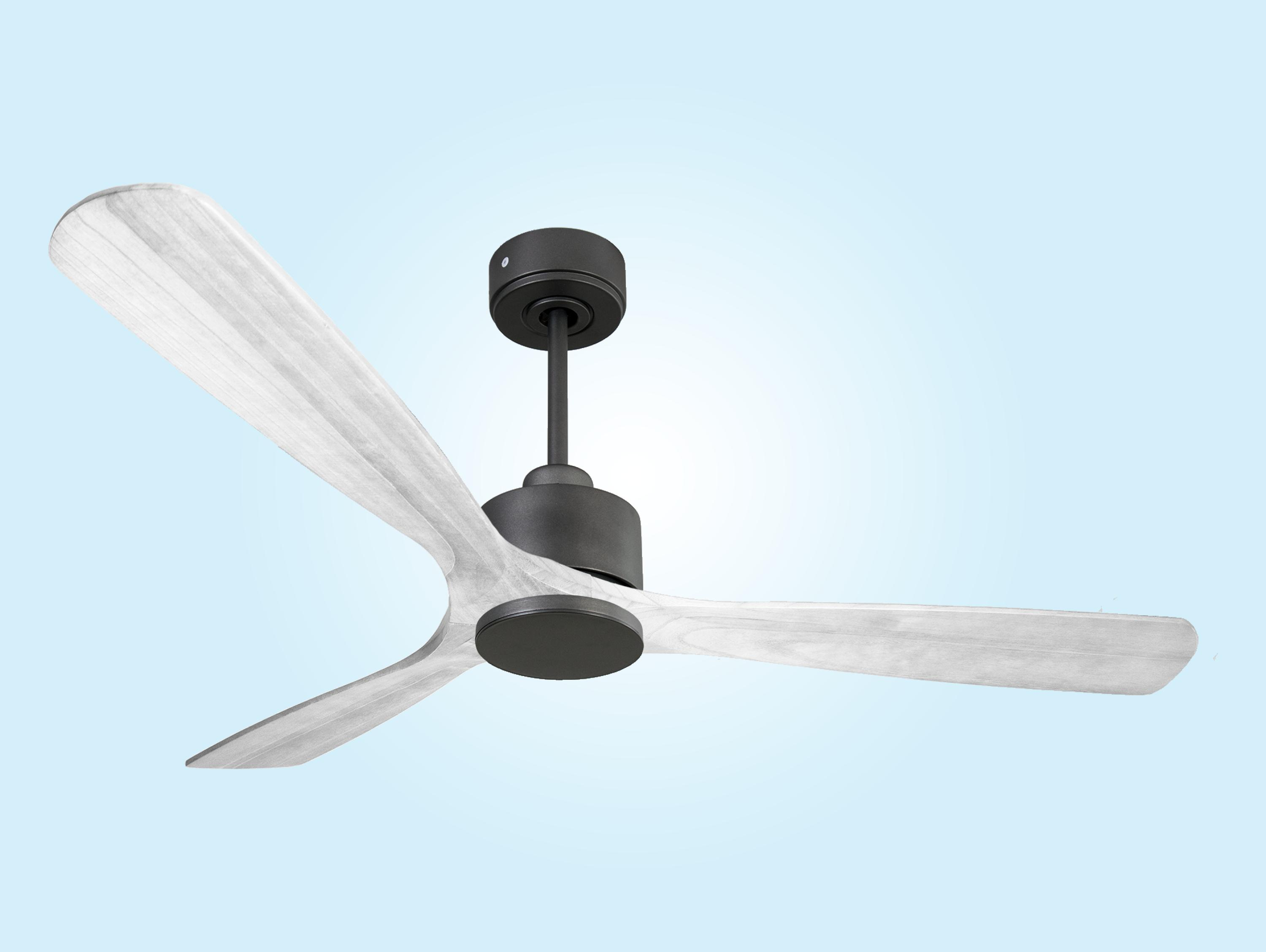 Un ventilador de techo con tres aspas de madera clara y un motor negro sobre fondo azul.