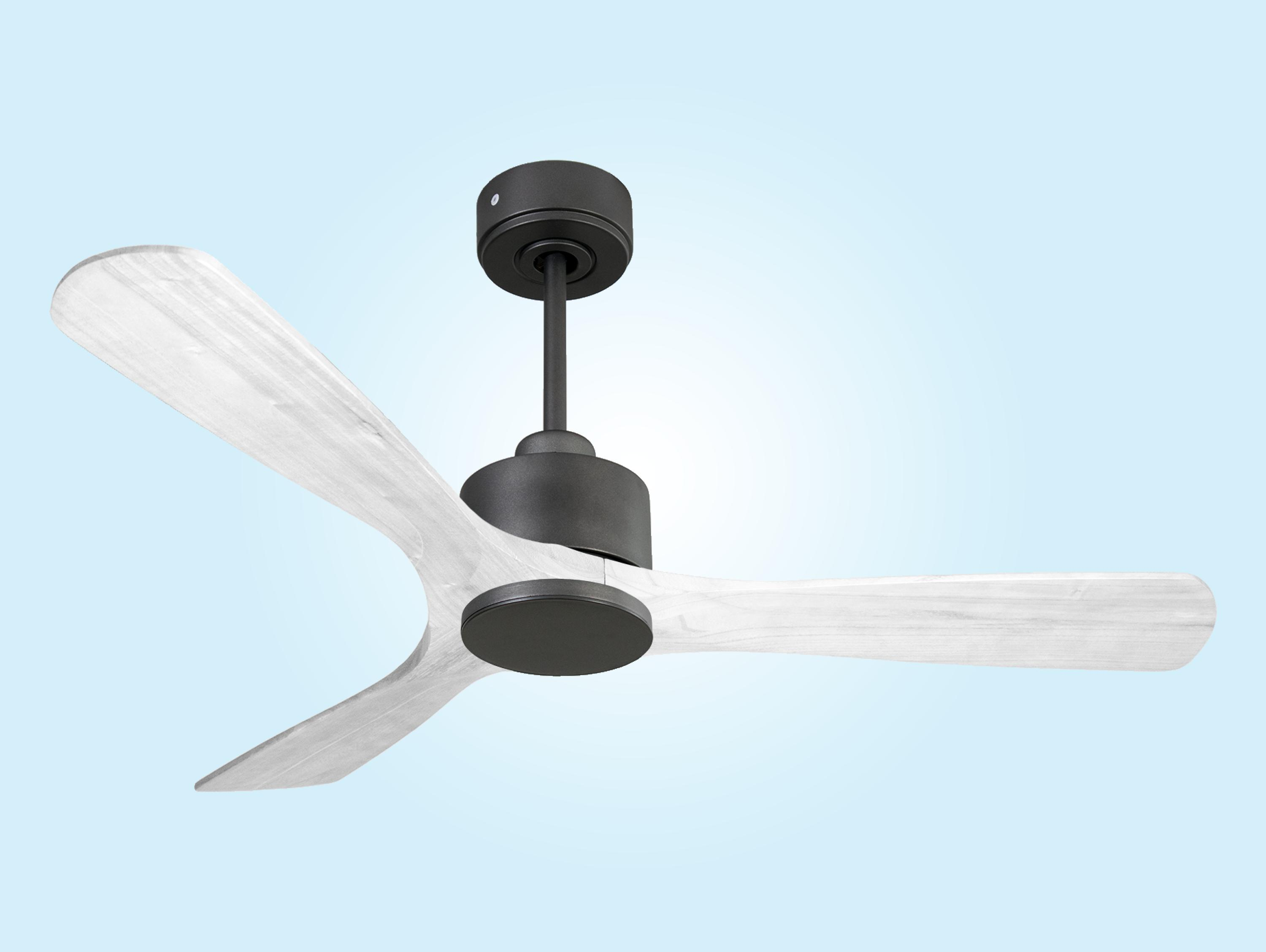 Ventilador de techo con aspas claras y motor negro, sobre fondo azul.